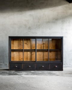 Armoire japonaise vintage à portes coulissantes en verre noir, début Showa 1926-