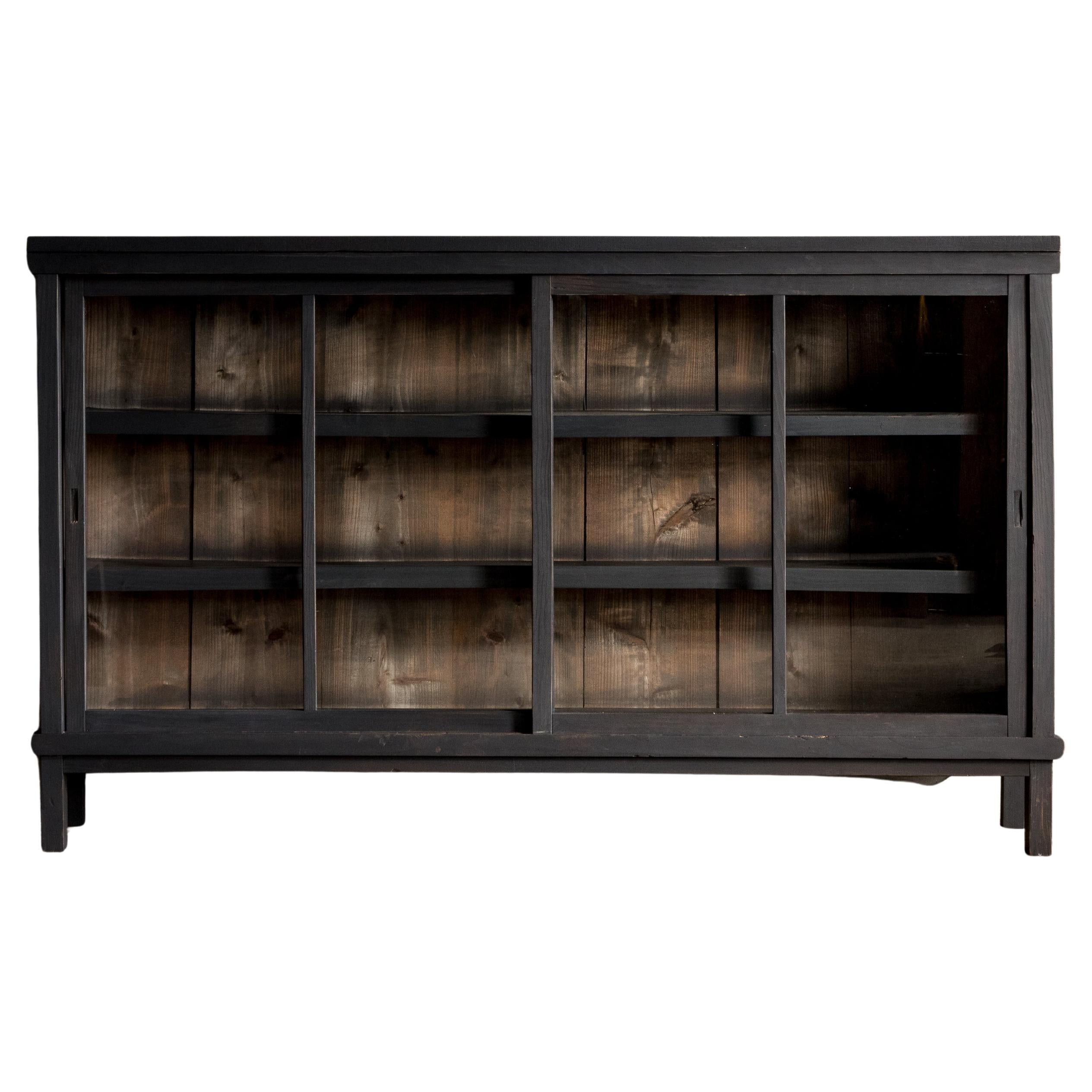 Mobile giapponese d
epoca con ante scorrevoli in vetro nero, primo periodo Showa (1926-) in vendita