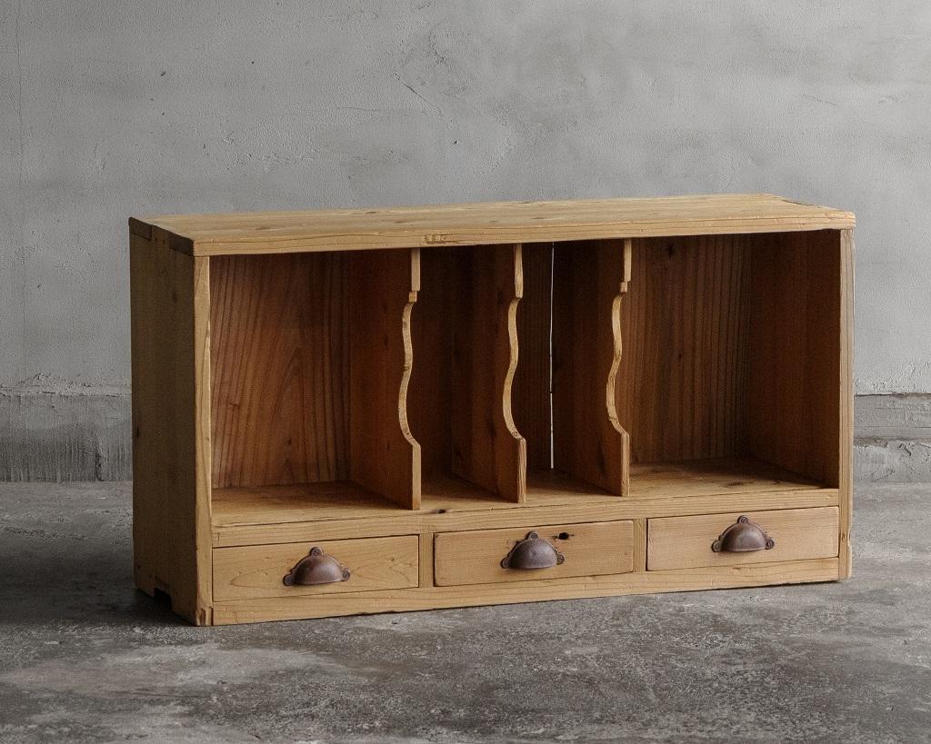 Cette bibliothèque vintage a été fabriquée au début de la période Showa (1926-' ).

Un meuble à tiroirs en bois de cèdre japonais.
Son design simple et minimal combine une section de rangement pour les livres et des tiroirs, ce qui le rend parfait