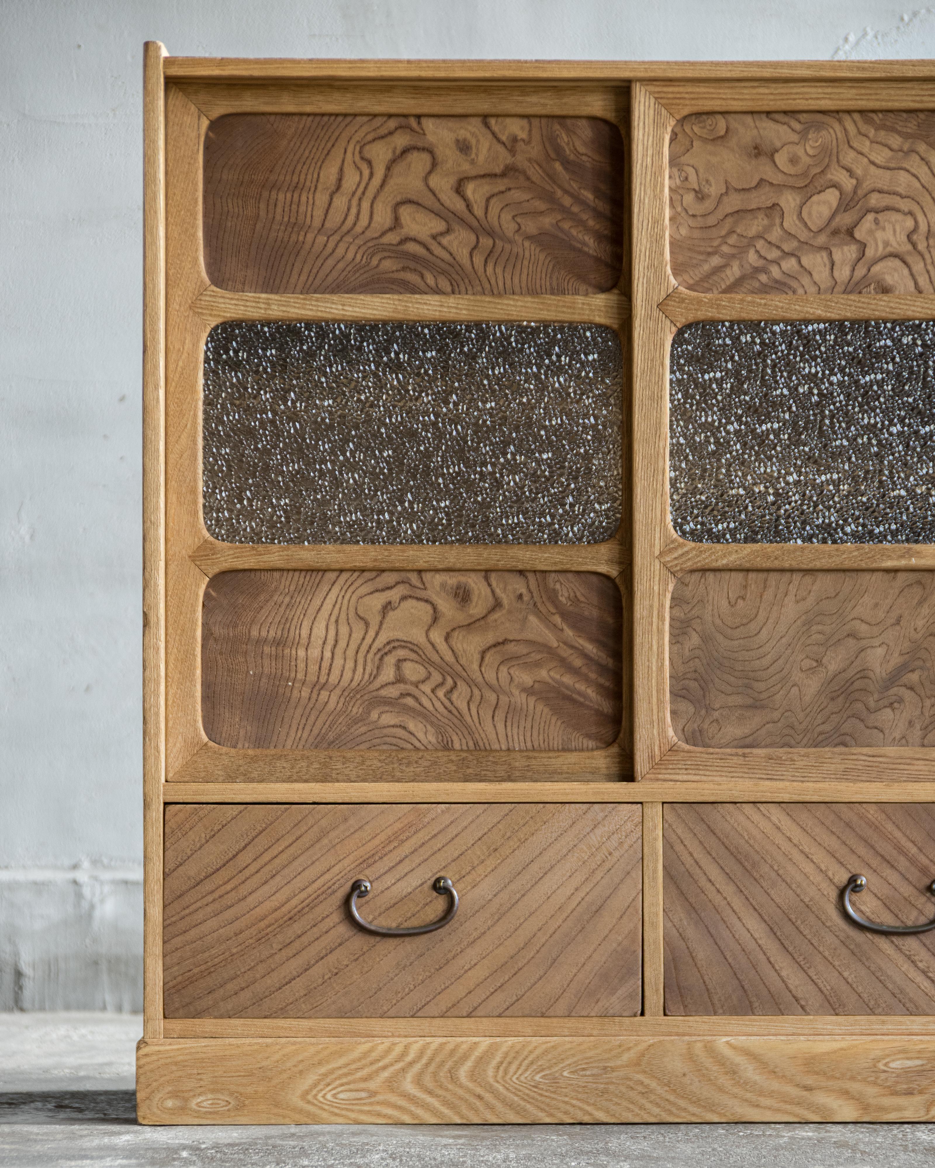 Bois Cabinet japonais vintage avec portes coulissantes en verre diamanté, début de l'ère Showa (1926-) en vente