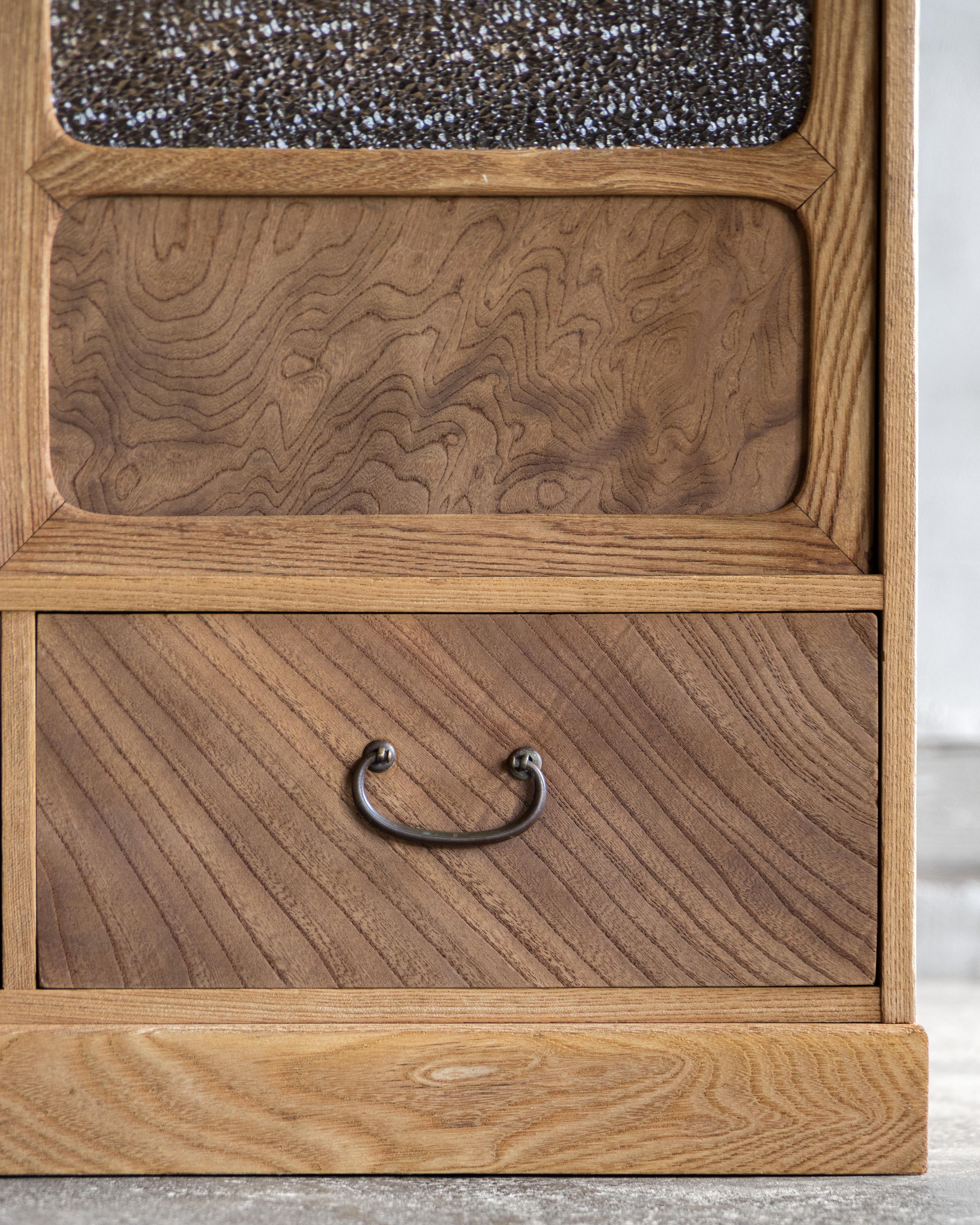 Cabinet japonais vintage avec portes coulissantes en verre diamanté, début de l'ère Showa (1926-) en vente 1