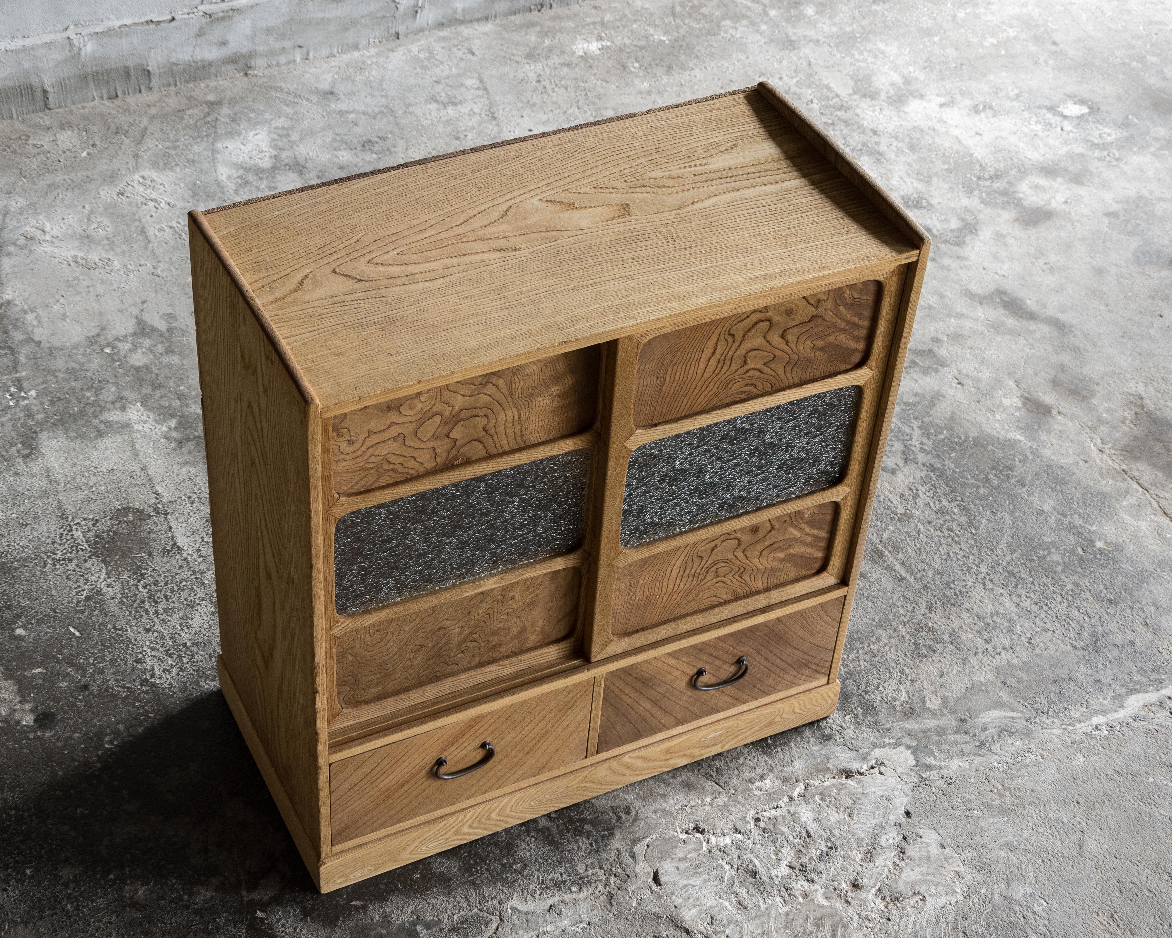 Cabinet japonais vintage avec portes coulissantes en verre diamanté, début de l'ère Showa (1926-) en vente 3