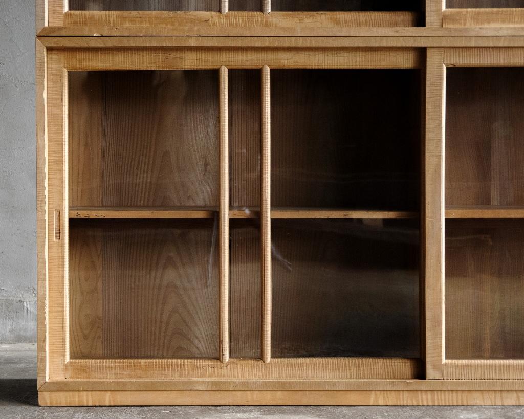 Armoire japonaise vintage avec portes en verre, début de la période Showa (1926-) en vente 4