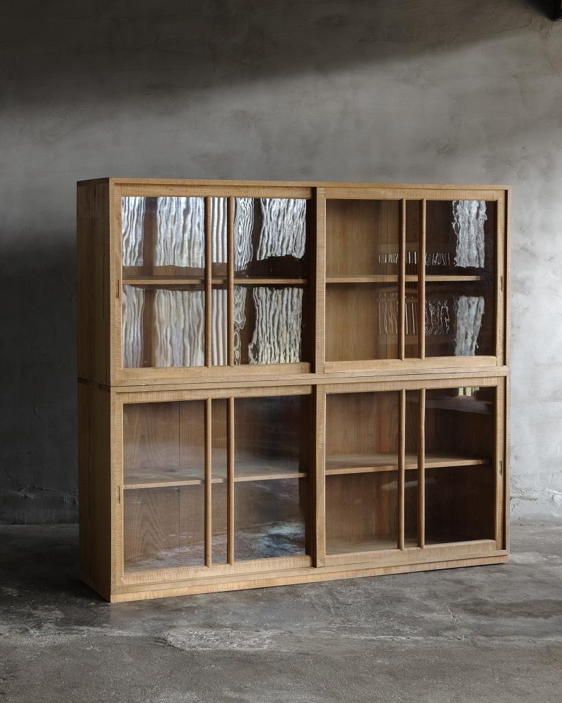 Ce meuble vintage a été fabriqué au début de la période Showa (1926-' ). 

Dotée de portes coulissantes en verre, cette armoire est conçue dans un style empilable, avec une hauteur inférieure à celle des autres types d'armoires empilables. Le