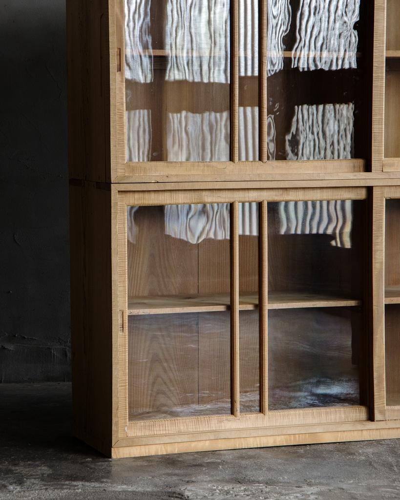 Organique Armoire japonaise vintage avec portes en verre, début de la période Showa (1926-) en vente
