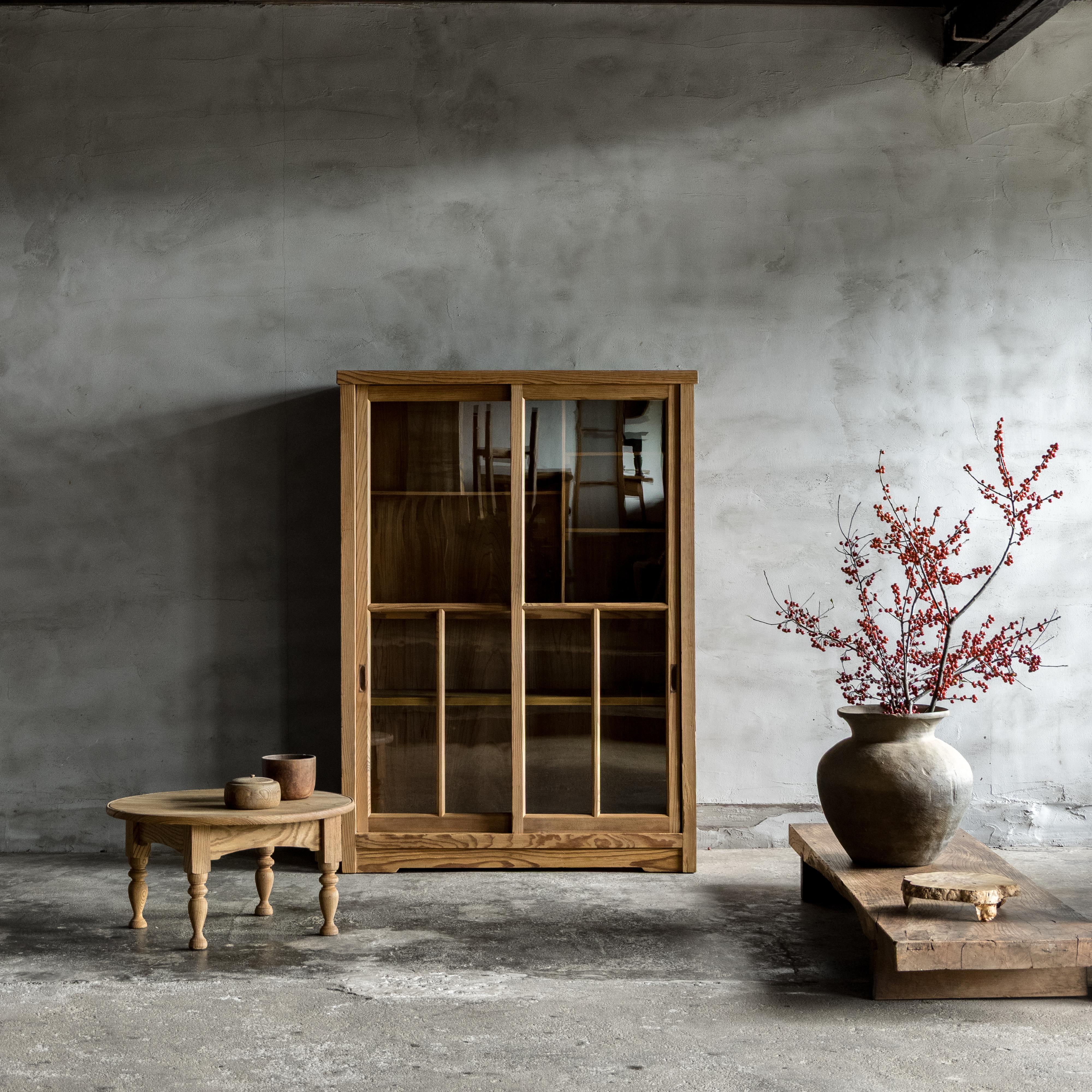 Giapponese Mobile d'epoca giapponese con ante in vetro, Showa 1926-, finitura Nature in vendita