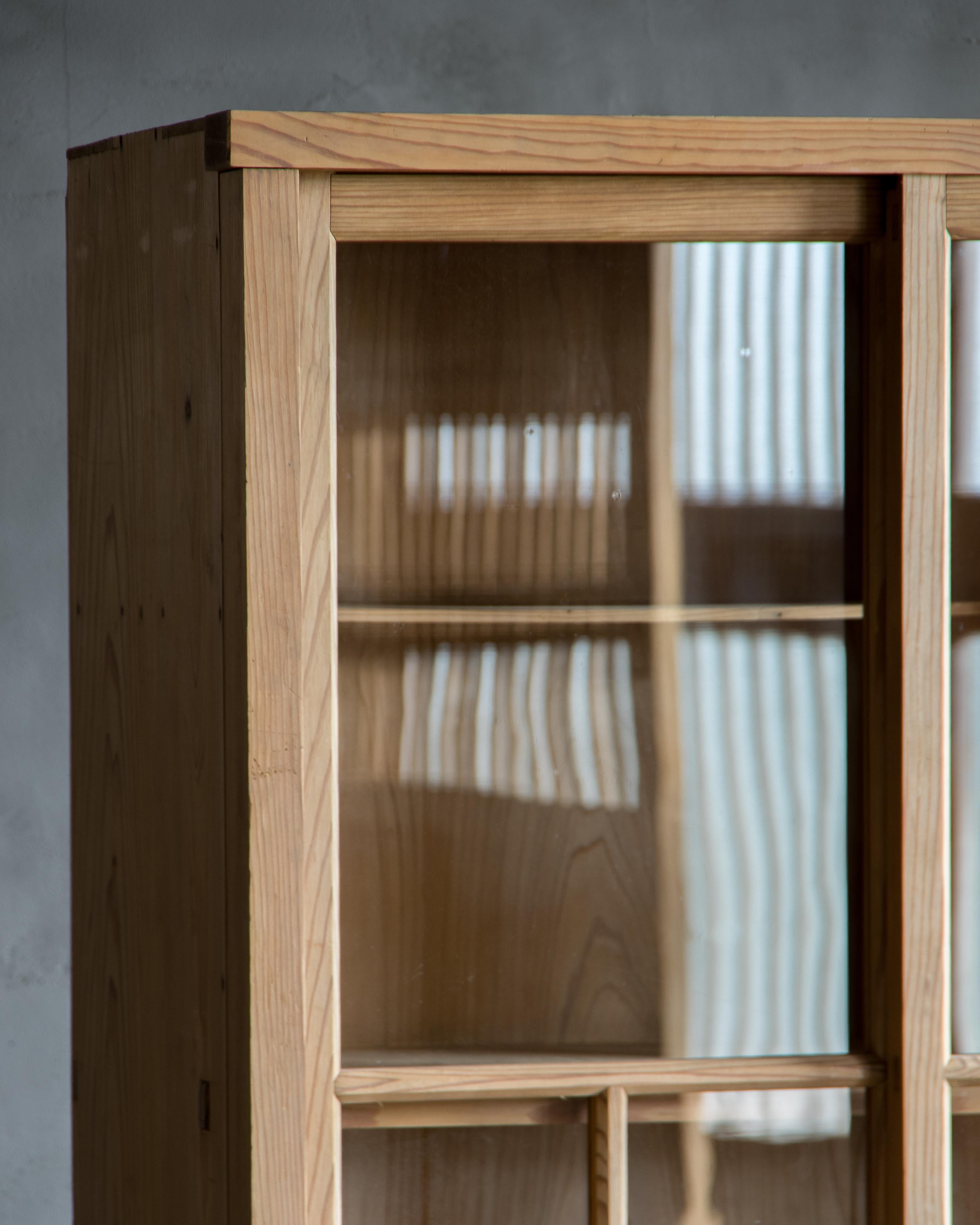 XX secolo Mobile d'epoca giapponese con ante in vetro, Showa 1926-, finitura Nature in vendita