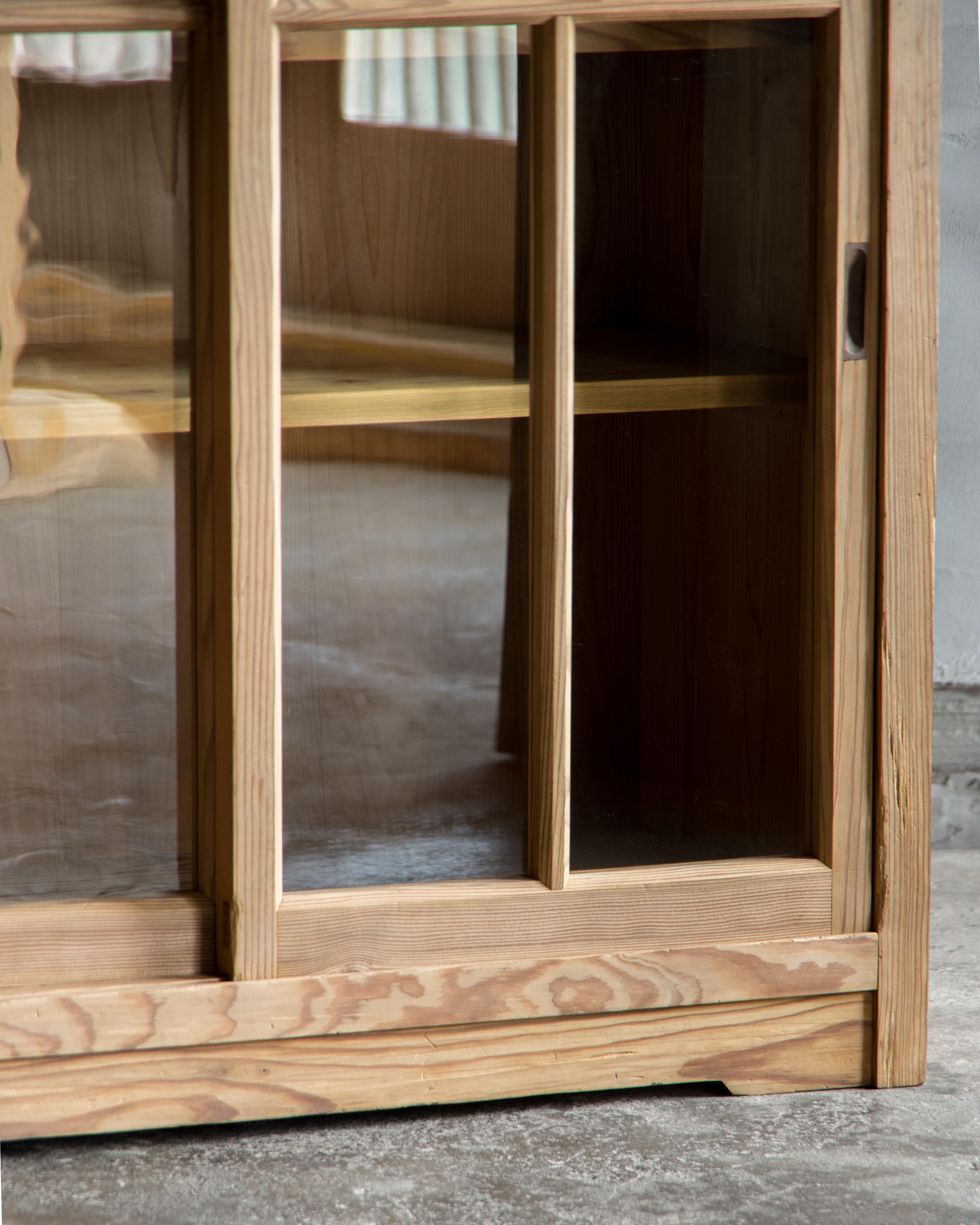 Cedro Mobile d'epoca giapponese con ante in vetro, Showa 1926-, finitura Nature in vendita