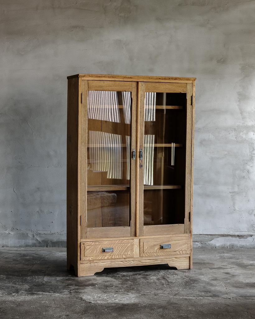 Dieser Vintage-Schrank wurde in der frühen Showa-Periode '1926-' hergestellt. 

Er hat Flügeltüren aus Glas und einen schönen Rahmen aus Kastanienholz. Der Rahmen hat im Laufe der Zeit eine schöne, verwitterte Farbe angenommen, die seinen Charme