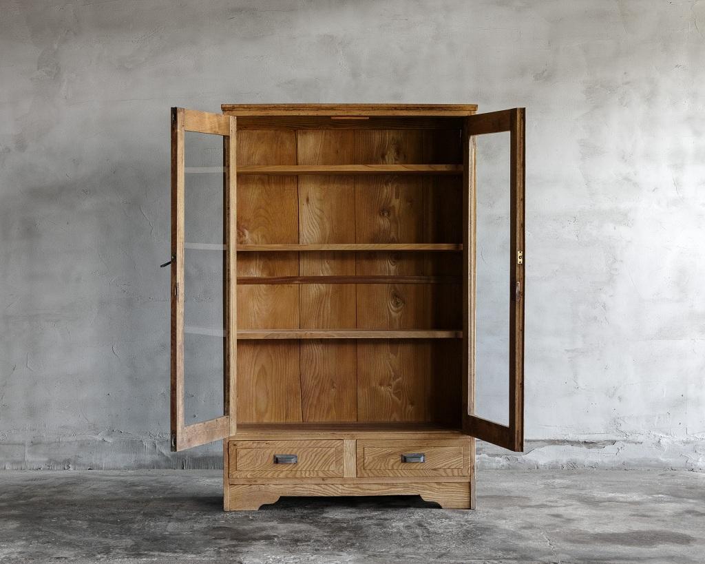 Japanischer Vintage-Schrank mit Glasschwingtüren, frühe Showa-Periode '1926-' (Taisho) im Angebot