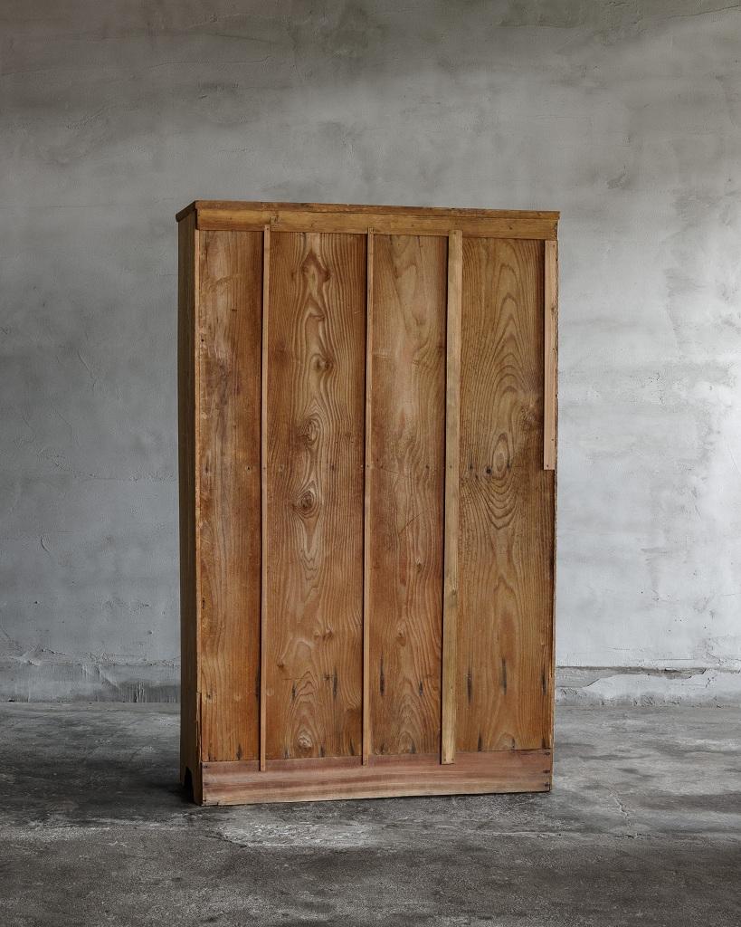 Japanischer Vintage-Schrank mit Glasschwingtüren, frühe Showa-Periode '1926-' im Zustand „Gut“ im Angebot in Hitachiomiya-shi, 08