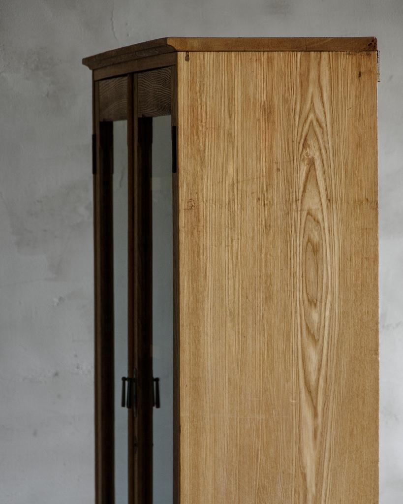 Japanischer Vintage-Schrank mit Glasschwingtüren, frühe Showa-Periode '1926-' (Frühes 20. Jahrhundert) im Angebot