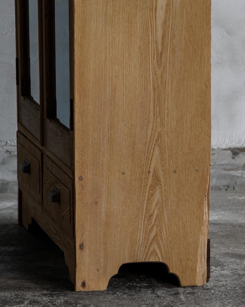 Japanischer Vintage-Schrank mit Glasschwingtüren, frühe Showa-Periode '1926-' (Holz) im Angebot