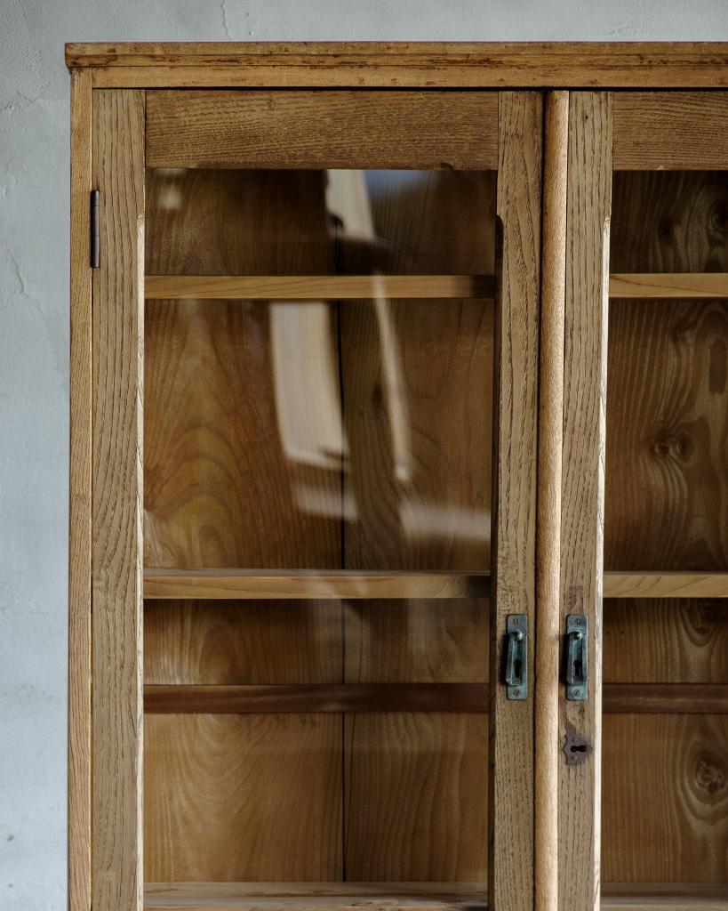 Japanischer Vintage-Schrank mit Glasschwingtüren, frühe Showa-Periode '1926-' im Angebot 1