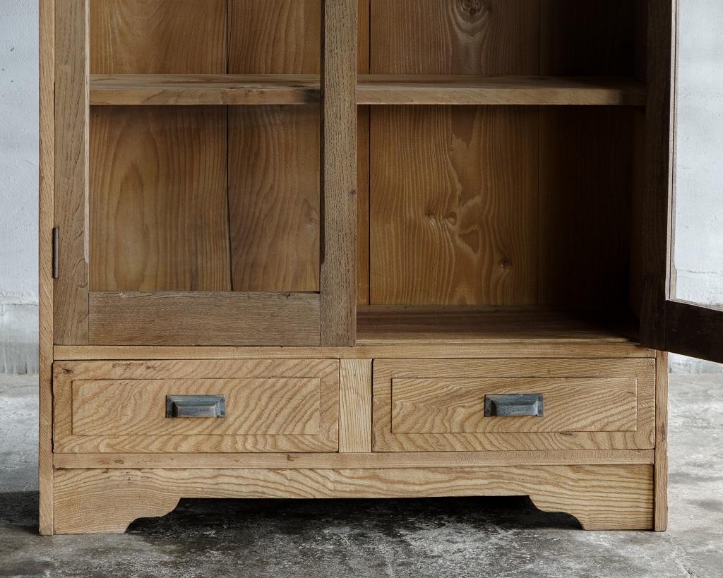 Japanischer Vintage-Schrank mit Glasschwingtüren, frühe Showa-Periode '1926-' im Angebot 3