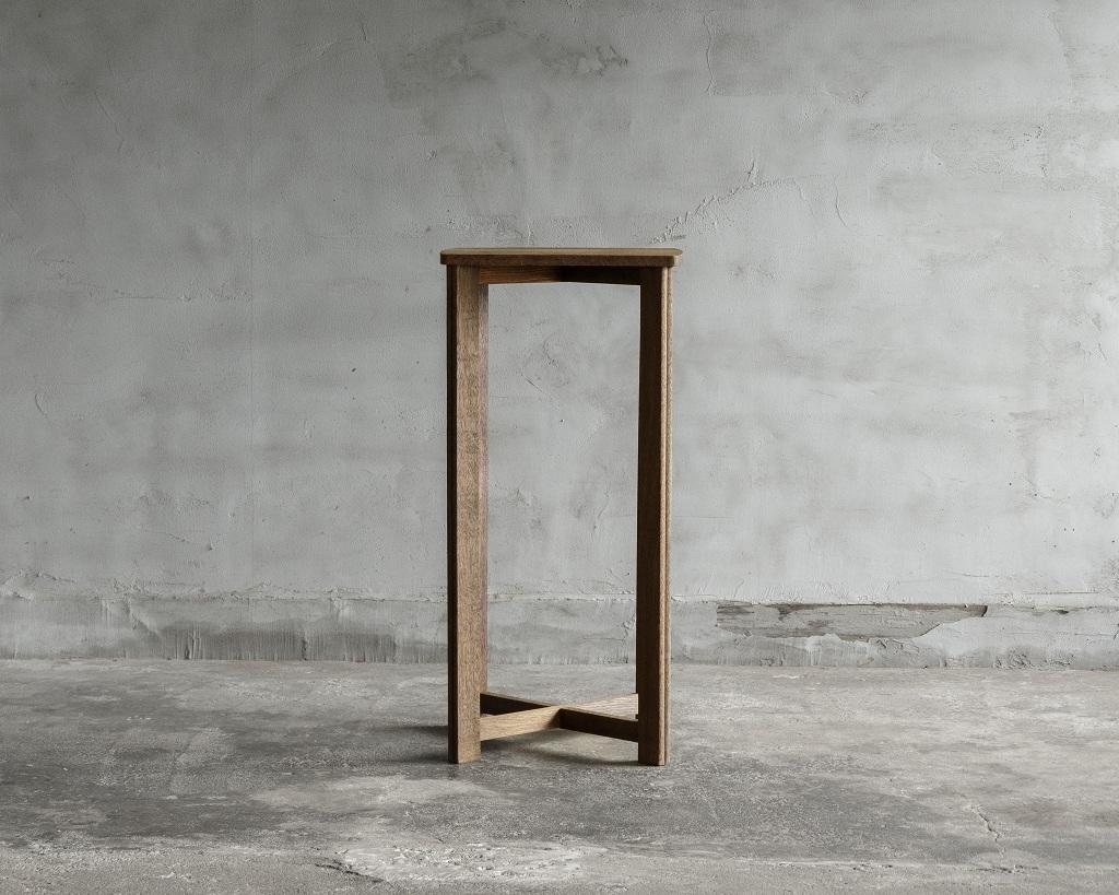 Este expositor vintage se fabricó en el Periodo Showa Temprano (1926-').

Este expositor, fabricado a principios del periodo Showa, está hecho de madera de roble japonés de alta calidad, con un hermoso color que se ha intensificado con el paso del