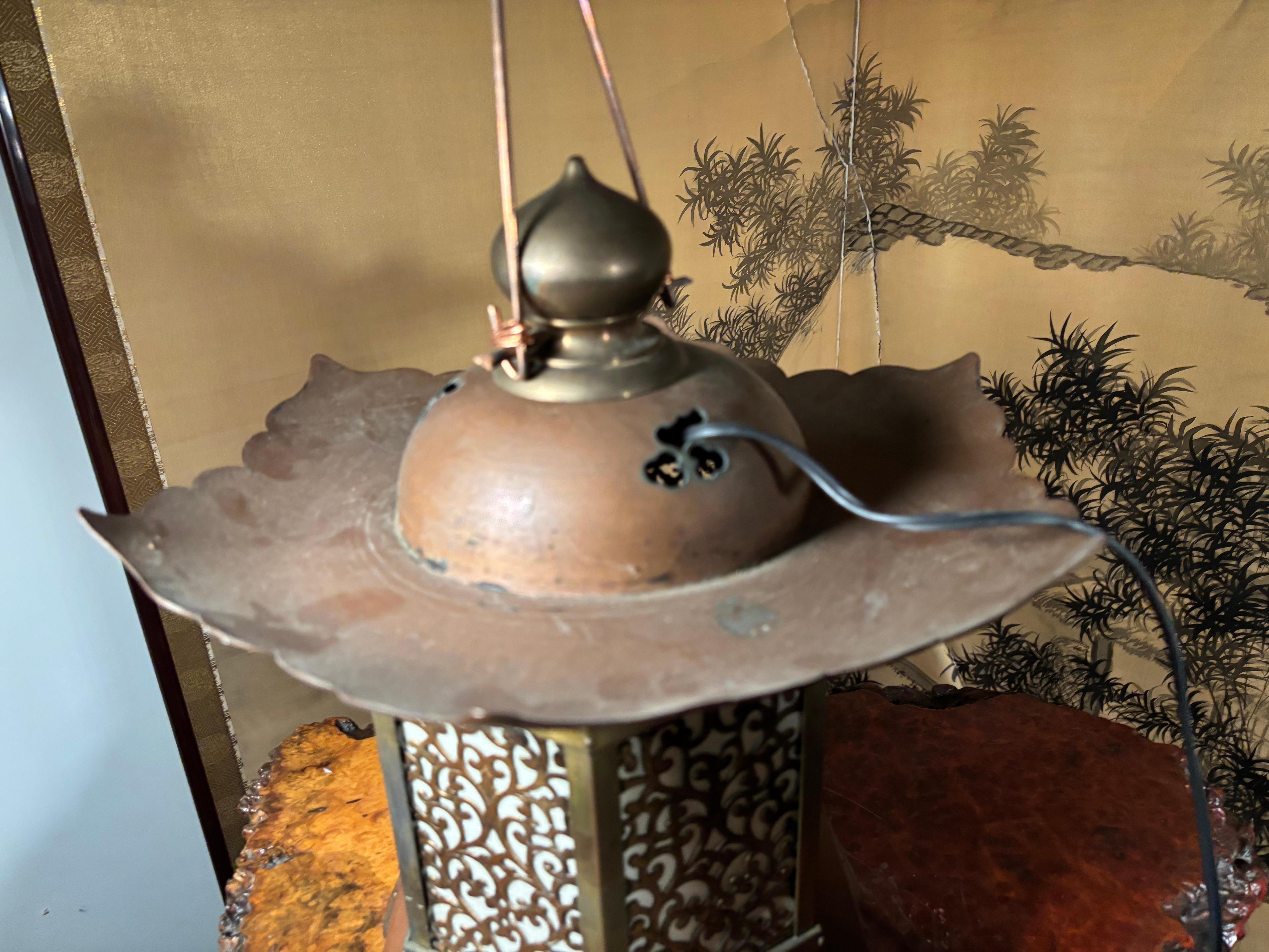 Japanische Vintage Electrified Schrein Laterne mit außergewöhnlichen Arabeske Details im Angebot 6
