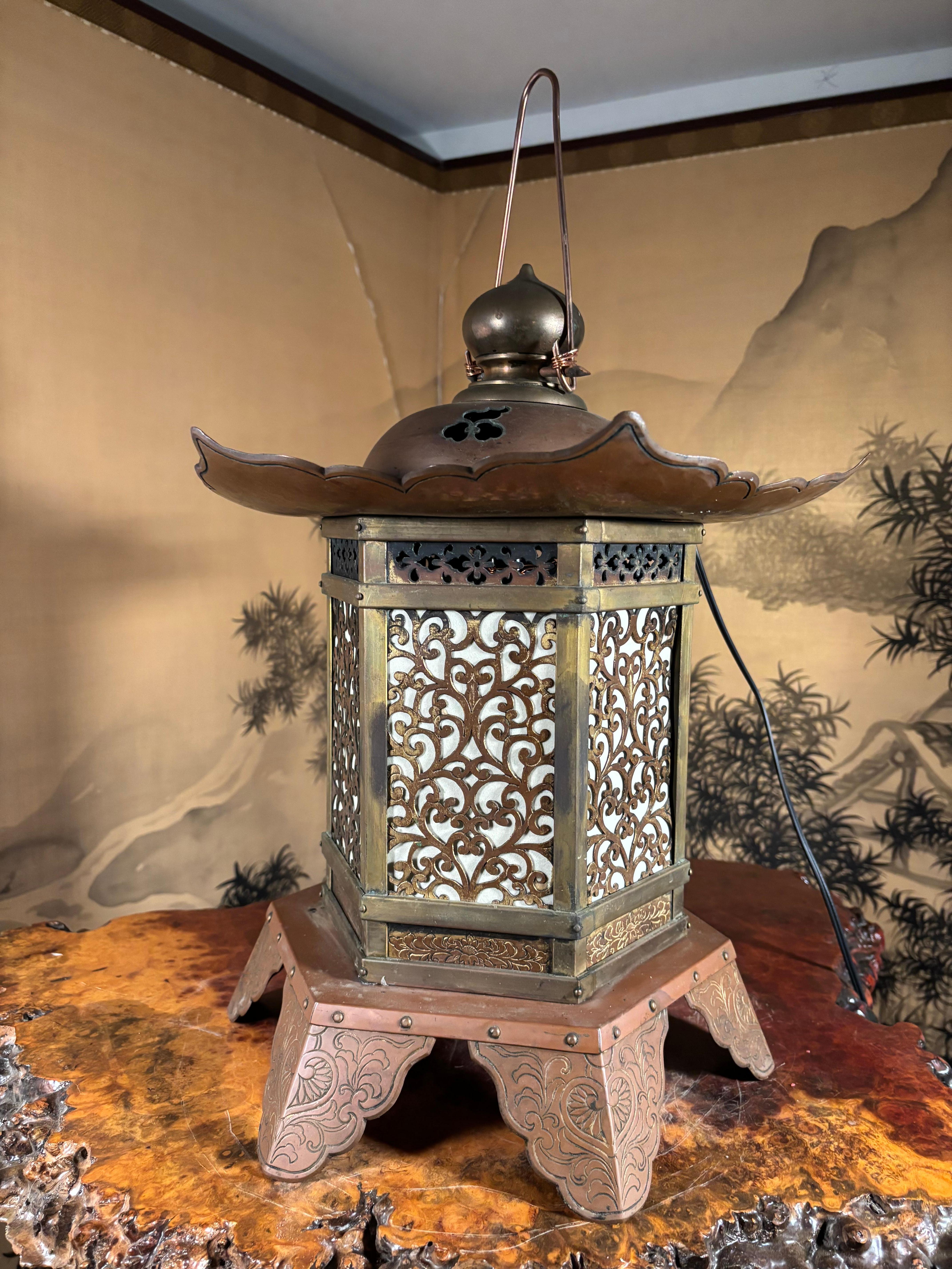 Japanische Vintage Electrified Schrein Laterne mit außergewöhnlichen Arabeske Details im Angebot 8