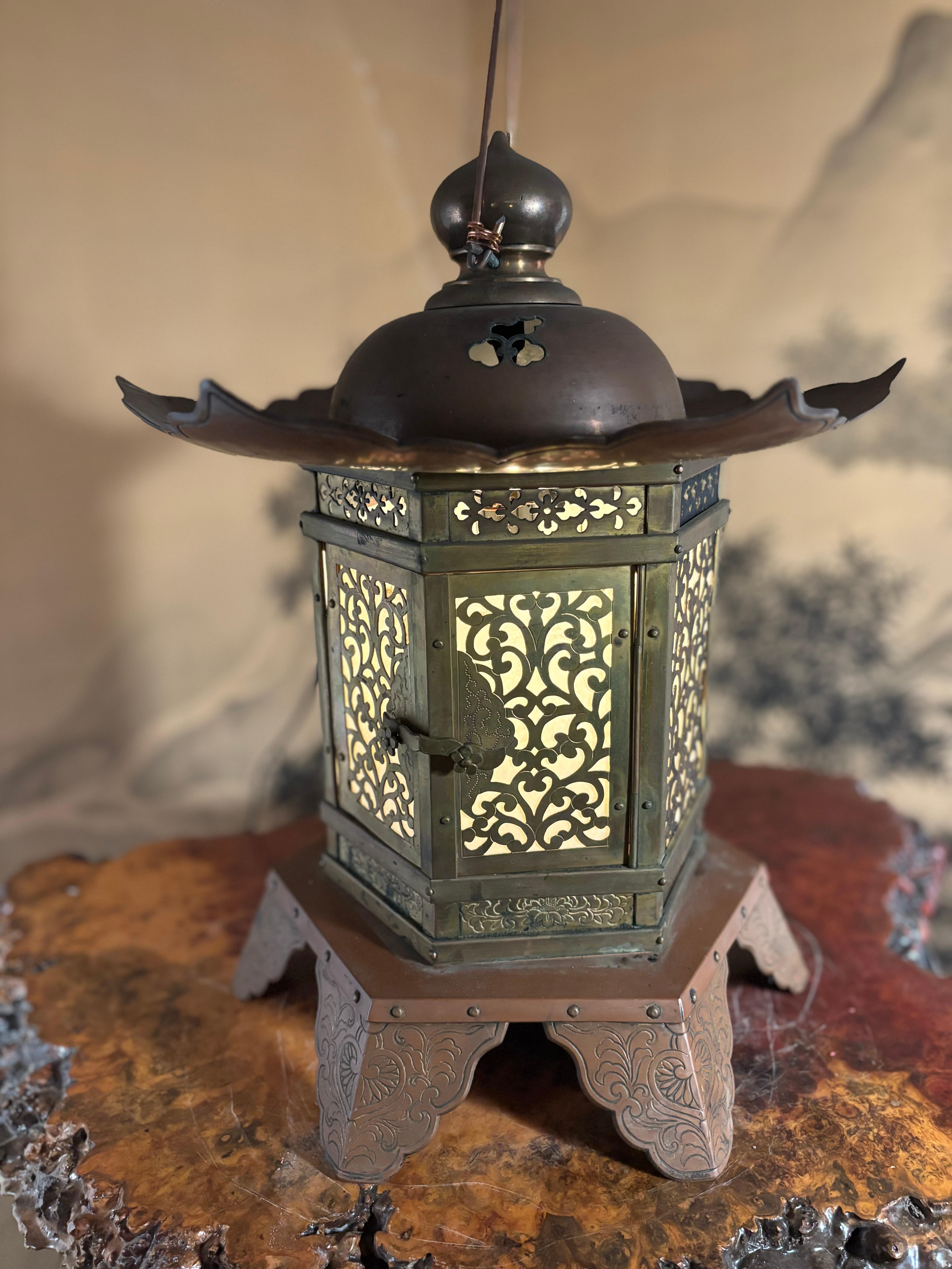 Japanische Vintage Electrified Schrein Laterne mit außergewöhnlichen Arabeske Details im Angebot 9