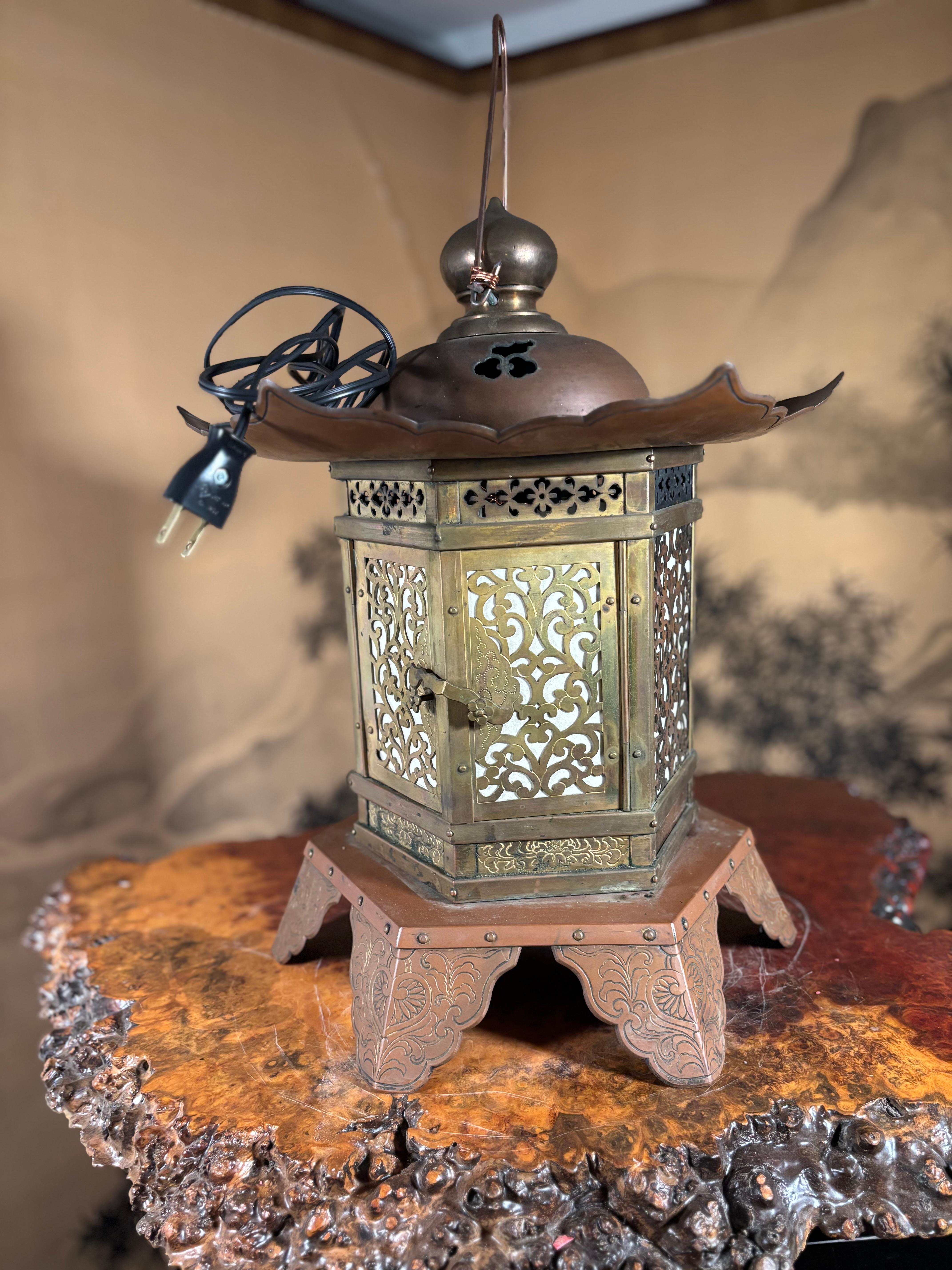 Japanische Vintage Electrified Schrein Laterne mit außergewöhnlichen Arabeske Details im Angebot 10