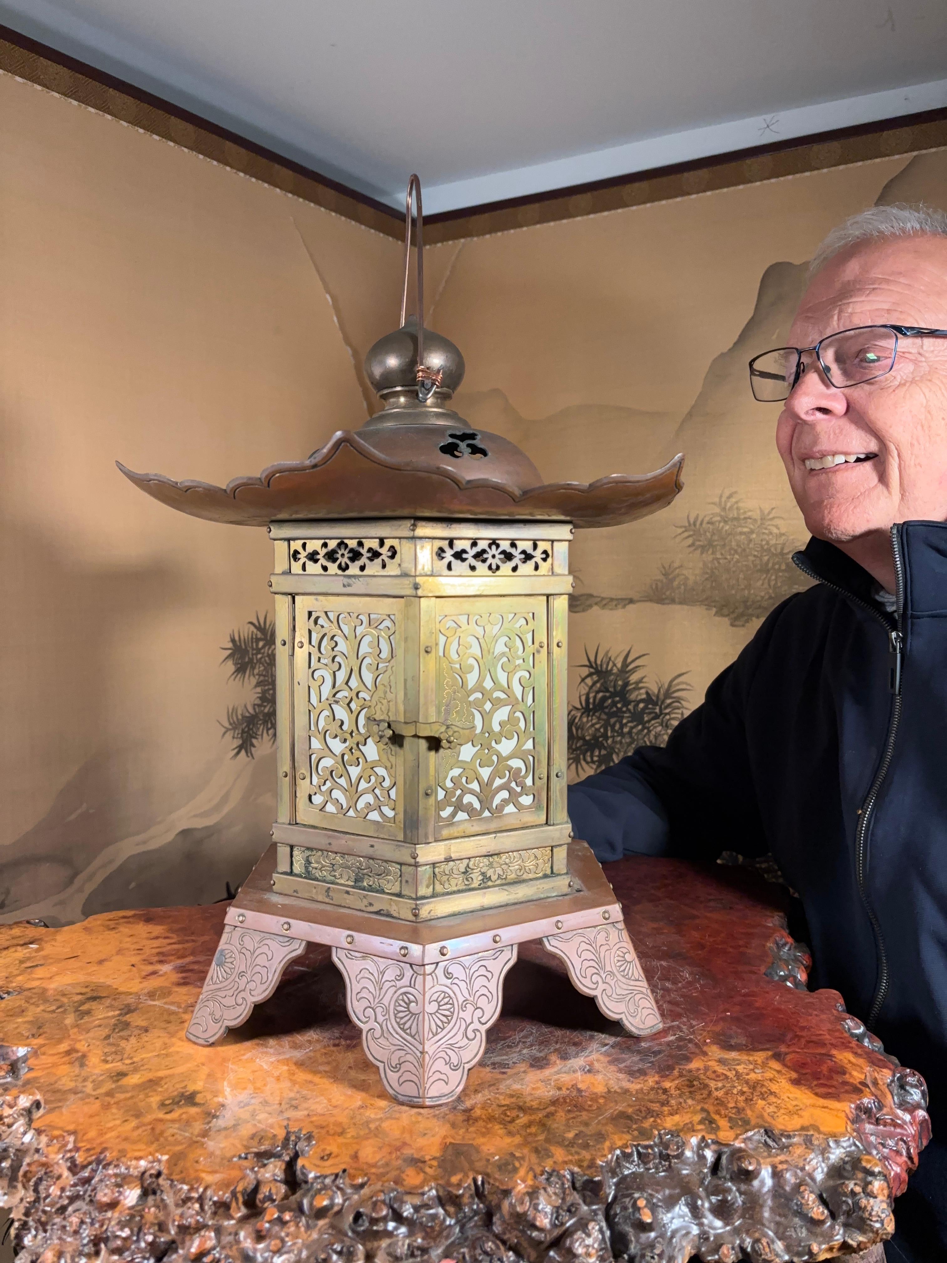 Besondere antike Innenbeleuchtung Wahl - One Of Kind.

Japan, eine schöne große Vintage-Schreinlaterne aus Bronze und Kupfer mit attraktivem Hoju-Juwelen-Finial und hübschen, arabeskenartig geschwungenen Seitenteilen, die mit einem neuen Innenpapier