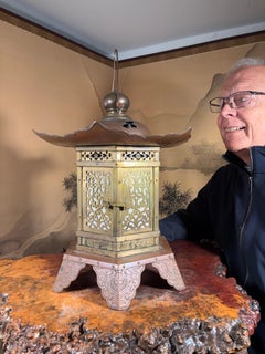 Lanterne de sanctuaire japonaise vintage électrifiée avec des détails arabesques exceptionnels