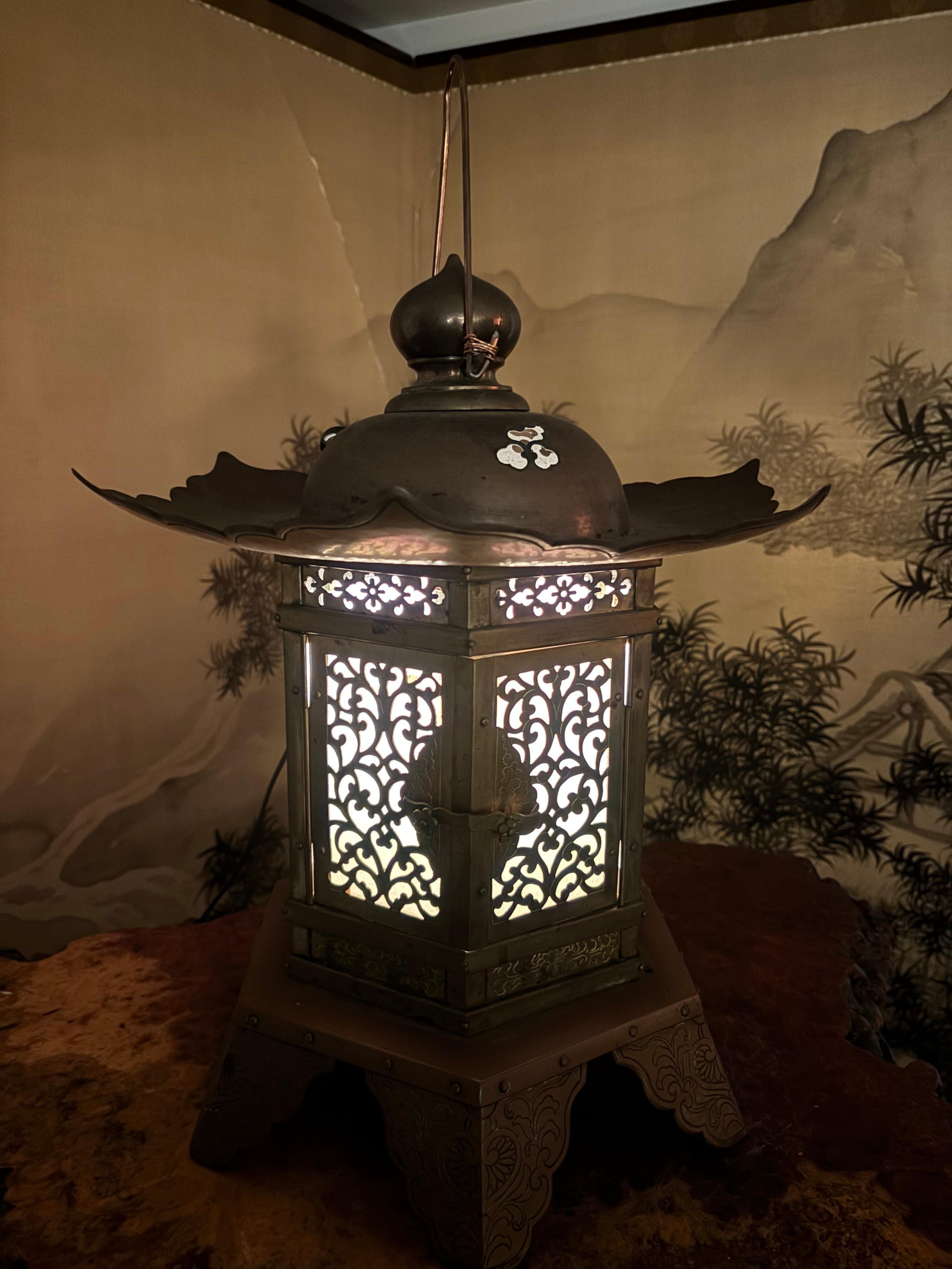 Japanische Vintage Electrified Schrein Laterne mit außergewöhnlichen Arabeske Details (Meiji-Periode) im Angebot