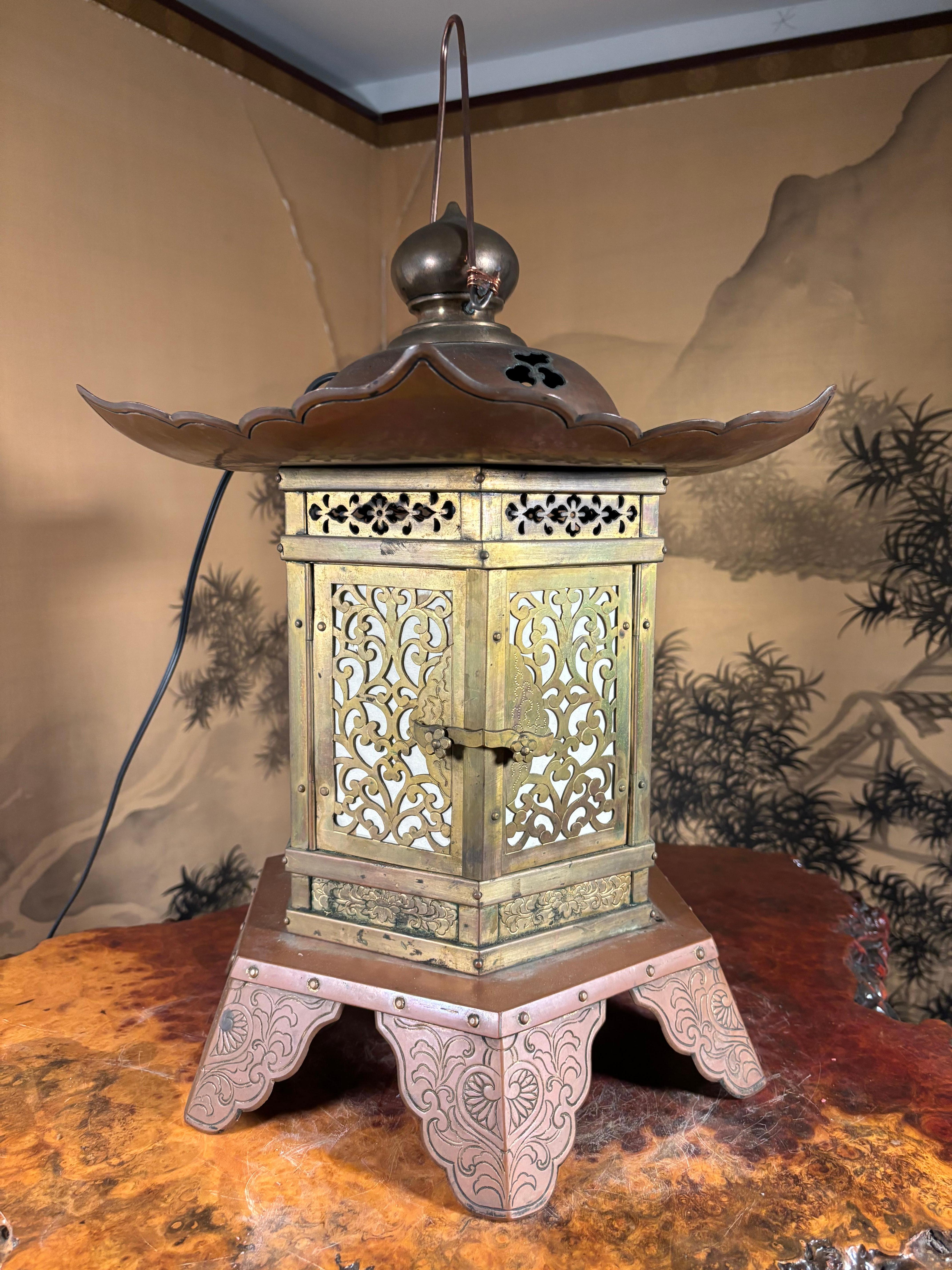 Japanische Vintage Electrified Schrein Laterne mit außergewöhnlichen Arabeske Details (Handgefertigt) im Angebot