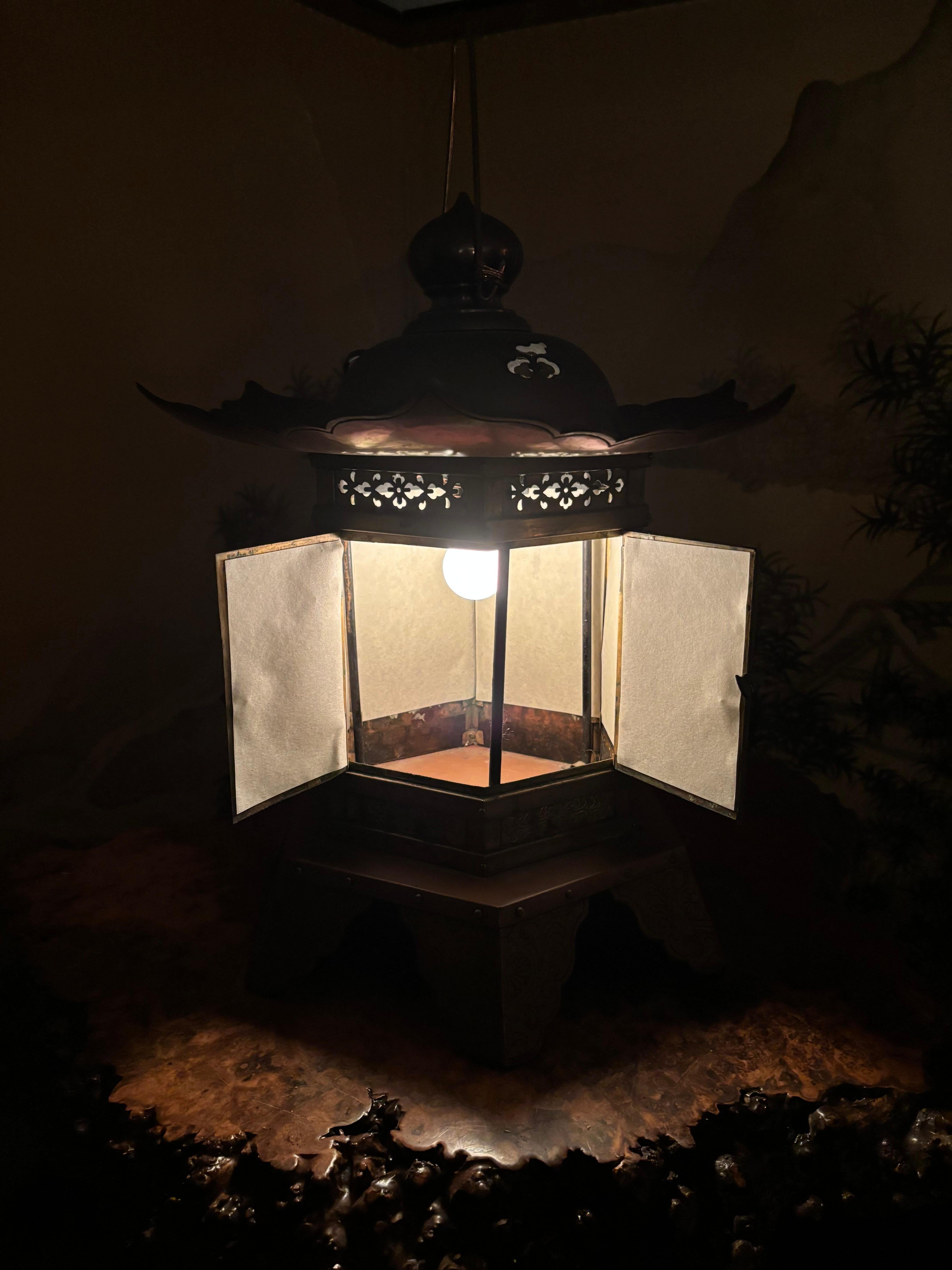 Japanische Vintage Electrified Schrein Laterne mit außergewöhnlichen Arabeske Details (20. Jahrhundert) im Angebot