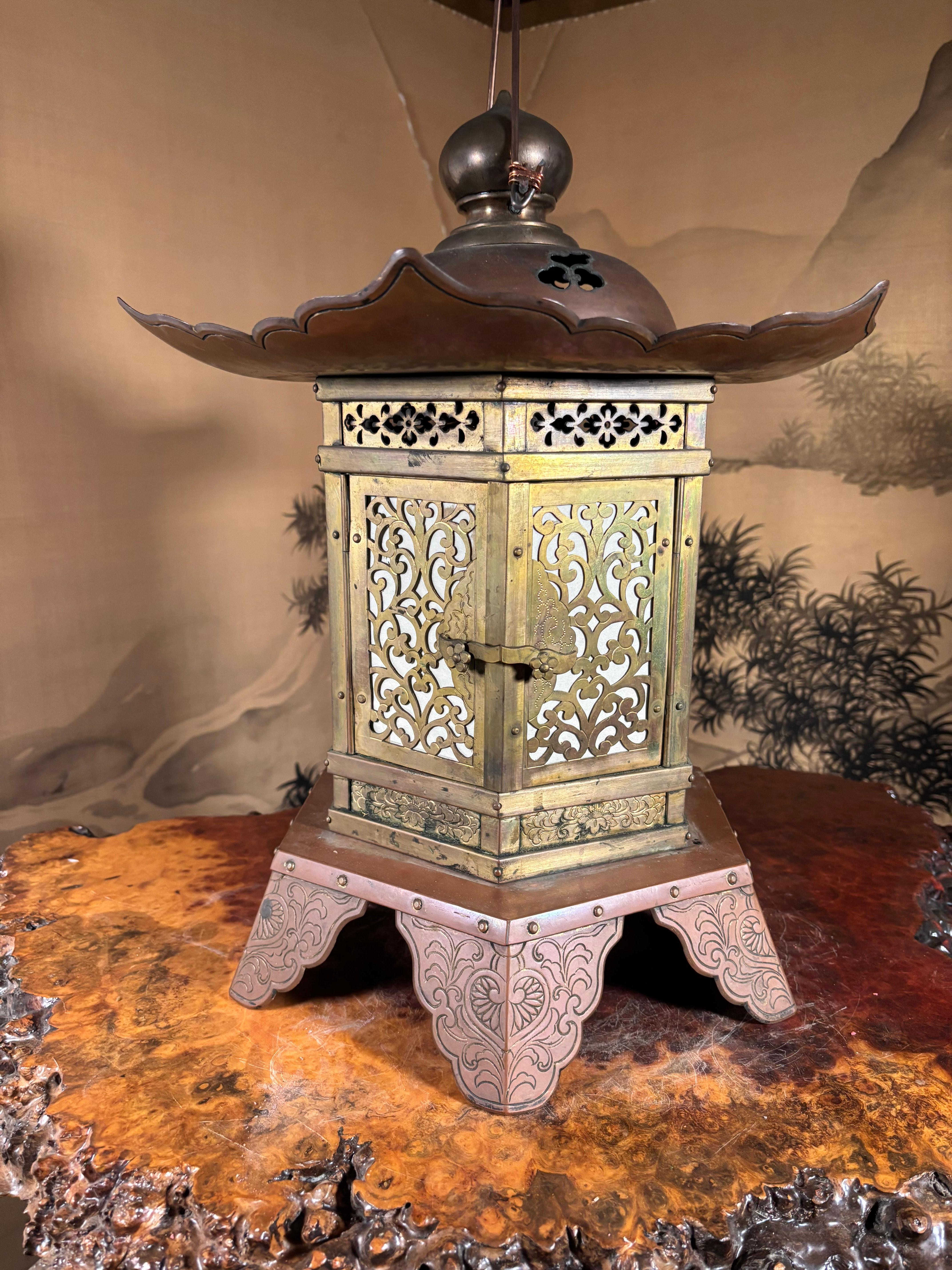 Japanische Vintage Electrified Schrein Laterne mit außergewöhnlichen Arabeske Details im Angebot 1