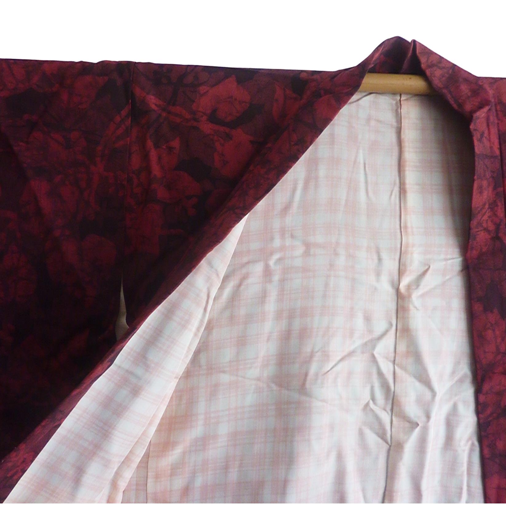 Veste kimono Haori en soie ancienne  
Fabrice : crêpe de soie lourd imprimé de feuillage rouge et noir
Doublure en soie écossaise pêche.
Circa : 1910
Lieu d'origine : Japon
MATERIAL : Soie
Condit : Très bon
Longueur totale 32
