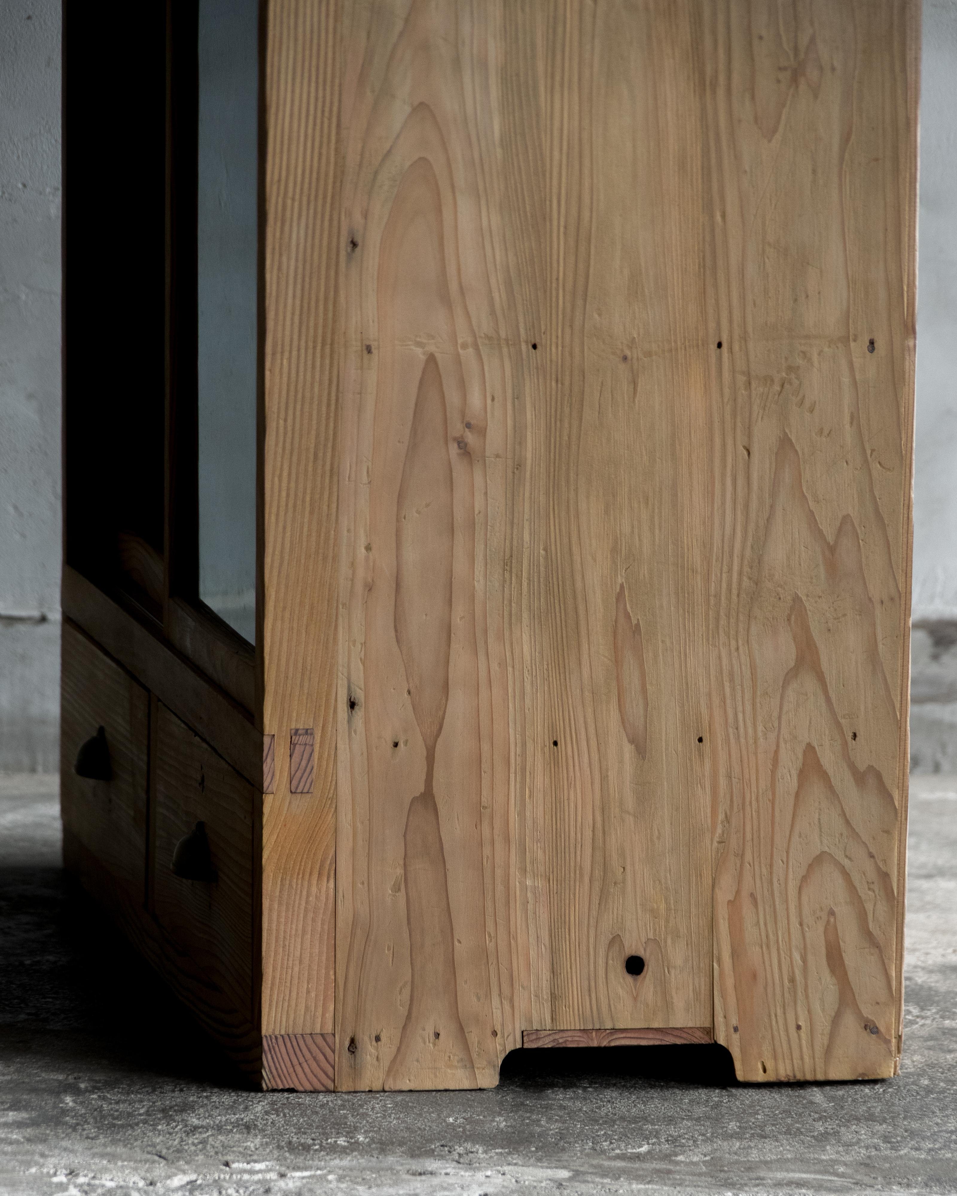 Vetrinetta d'epoca giapponese in legno di cedro, primo periodo Showa (1926-) in vendita 5