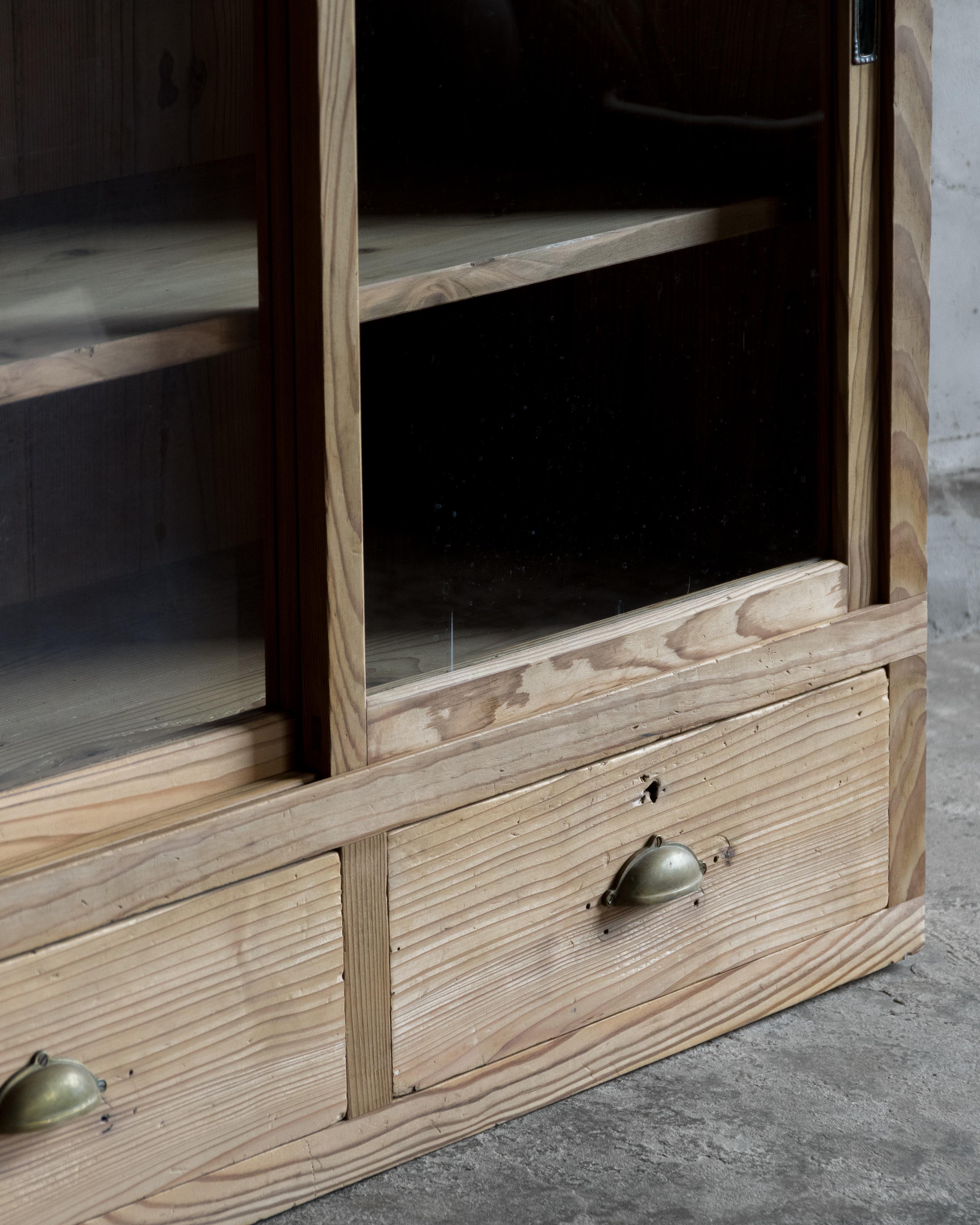 Vetrinetta d'epoca giapponese in legno di cedro, primo periodo Showa (1926-) in vendita 10