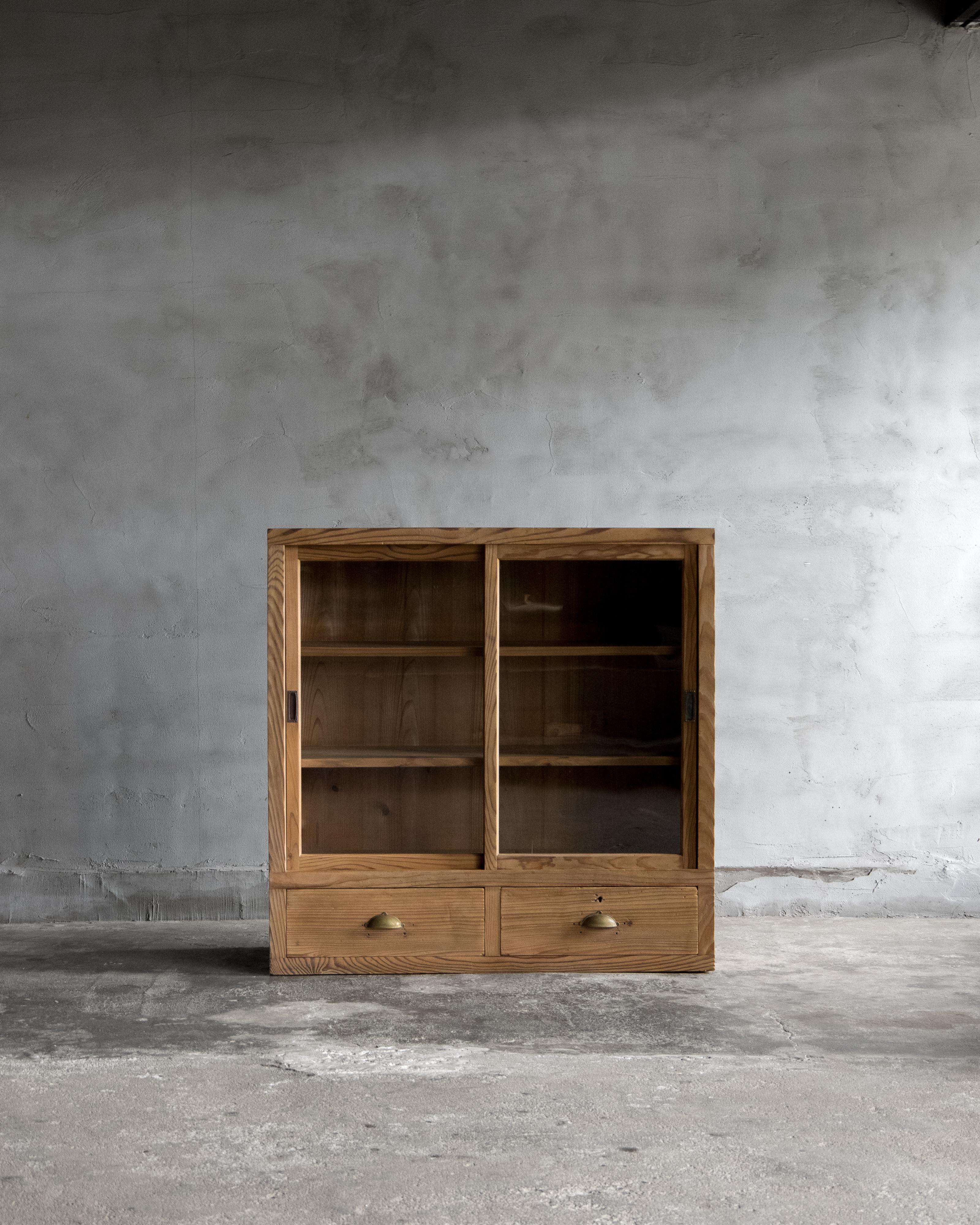 Questa vetrinetta vintage è stata realizzata nel primo periodo Showa (1926-) in legno di cedro giapponese.
La sua forma semplice e il suo tono caldo riflettono il carattere naturale del cedro, creando una presenza calma e senza pretese.
Le porte in