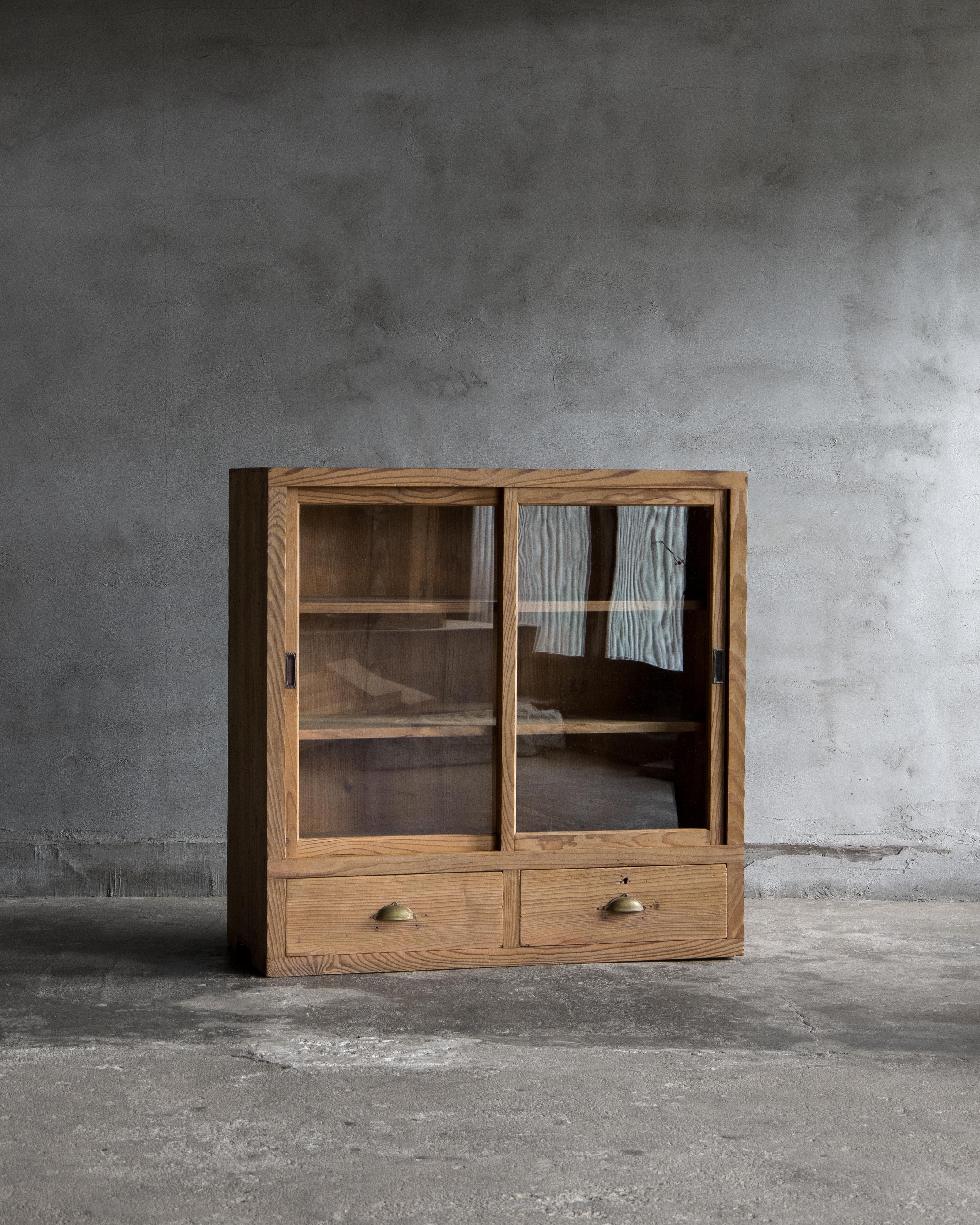 Giapponese Vetrinetta d'epoca giapponese in legno di cedro, primo periodo Showa (1926-) in vendita