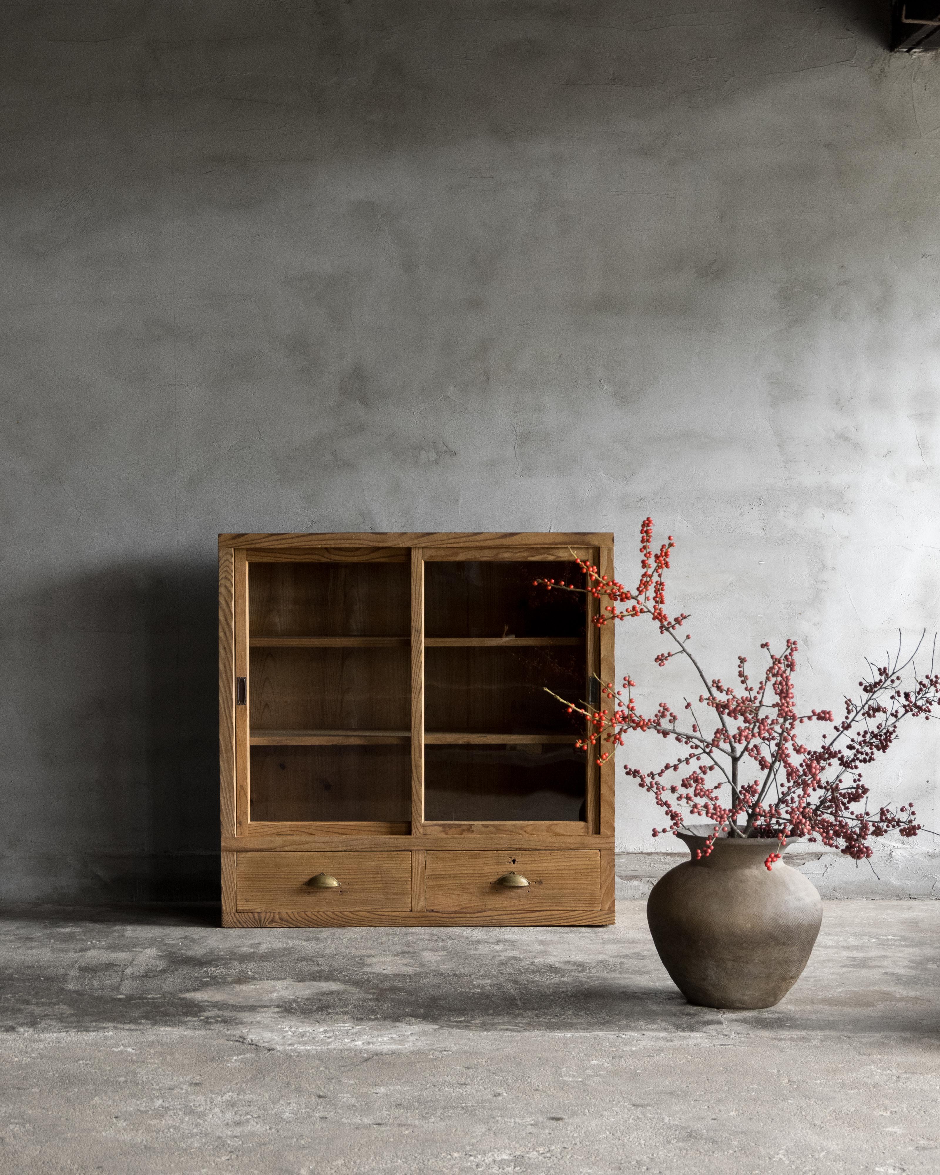 Vetrinetta d'epoca giapponese in legno di cedro, primo periodo Showa (1926-) In condizioni buone in vendita a Hitachiomiya-shi, 08