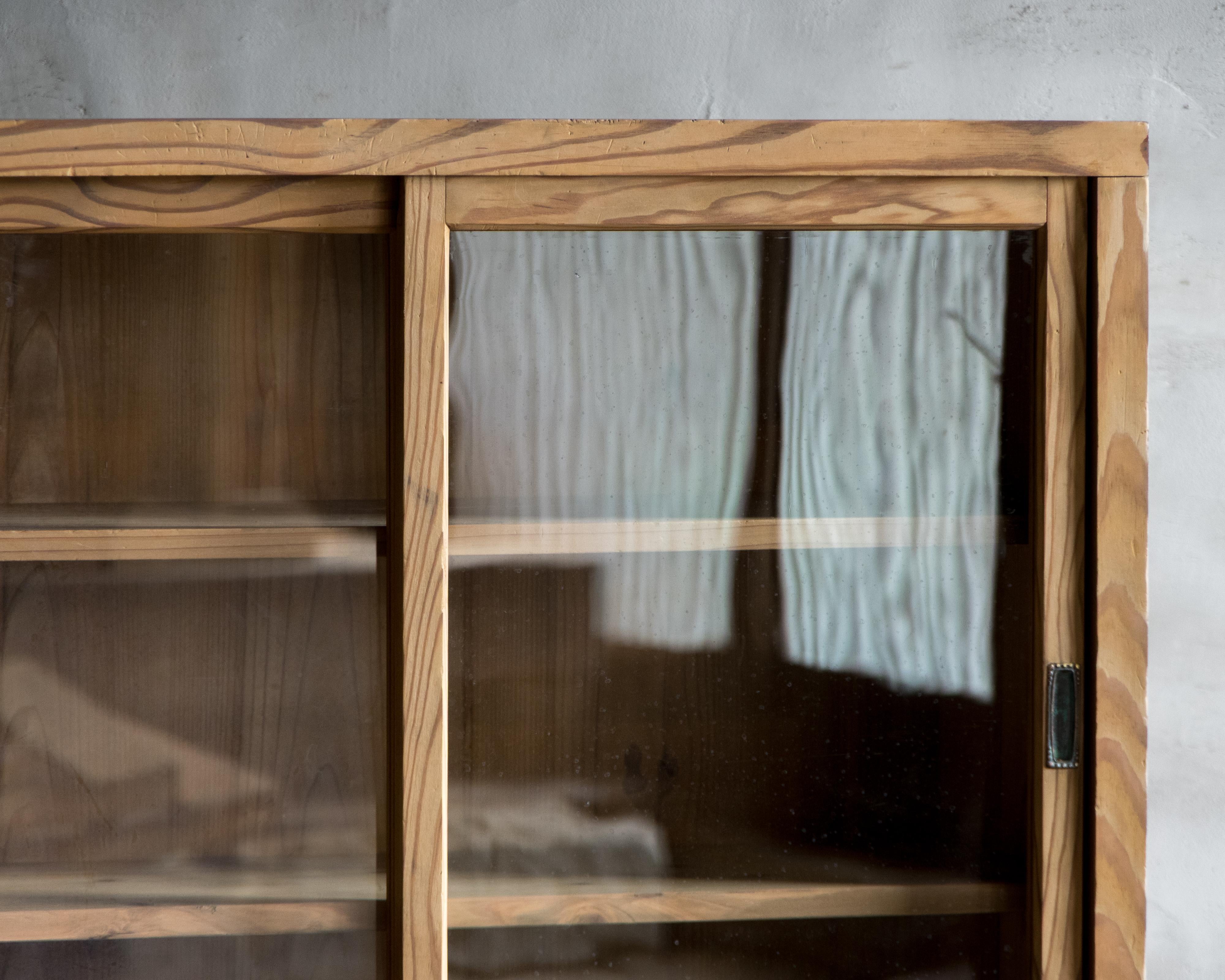 XX secolo Vetrinetta d'epoca giapponese in legno di cedro, primo periodo Showa (1926-) in vendita