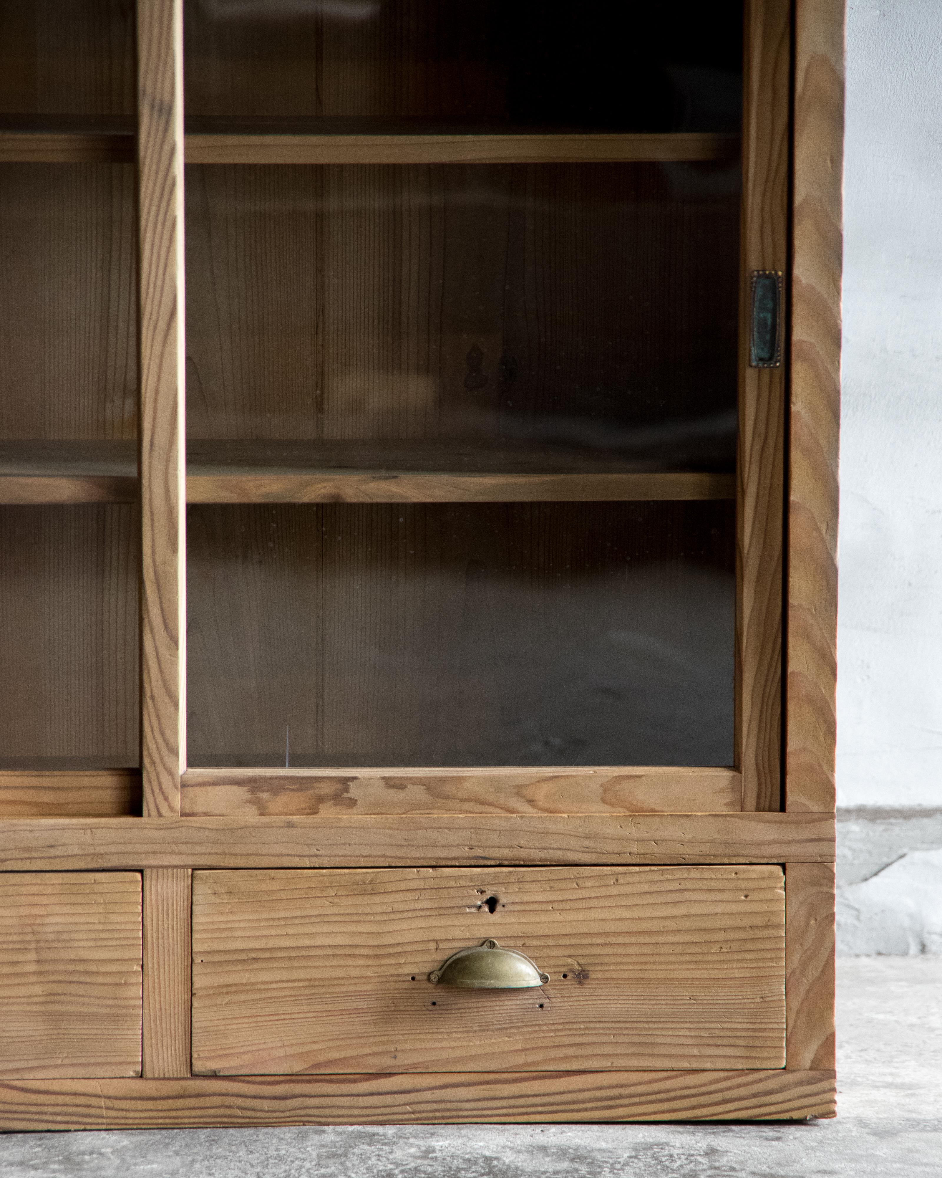 Cedro Vetrinetta d'epoca giapponese in legno di cedro, primo periodo Showa (1926-) in vendita