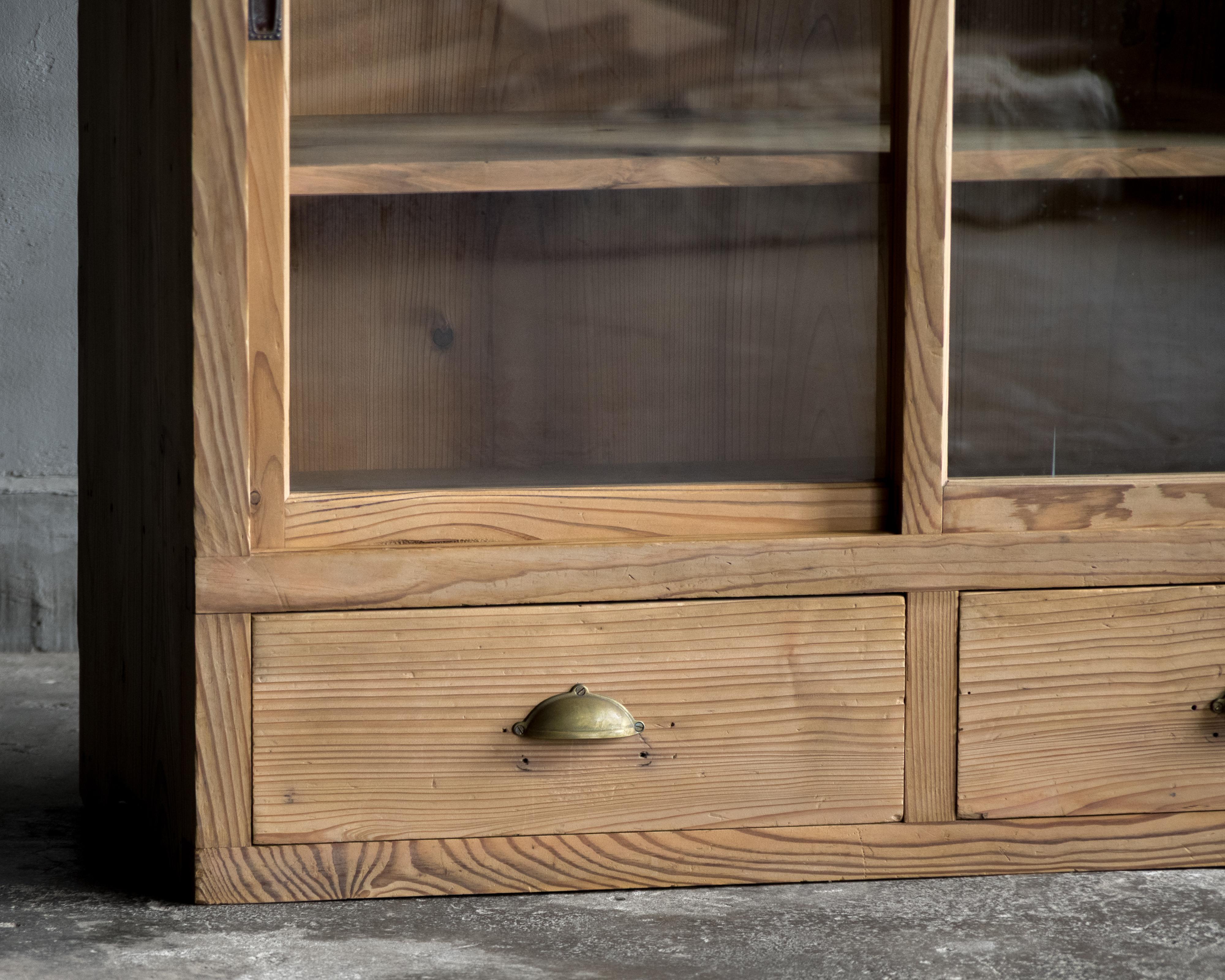 Vetrinetta d'epoca giapponese in legno di cedro, primo periodo Showa (1926-) in vendita 1