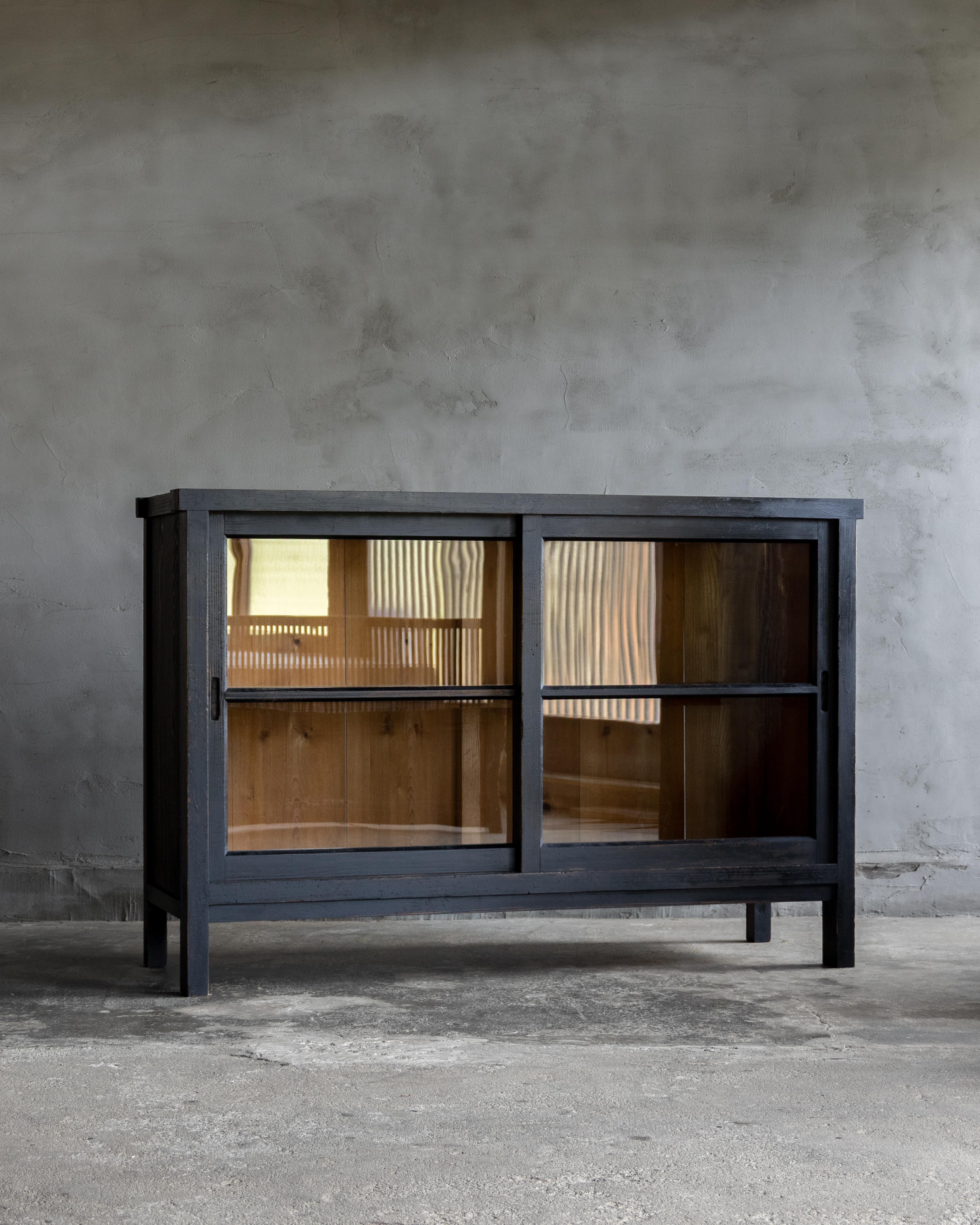 Japanese Vintage Glass Sliding-Door Cabinet on Legs, Early Showa Period (1926–) In Good Condition For Sale In Hitachiomiya-shi, 08