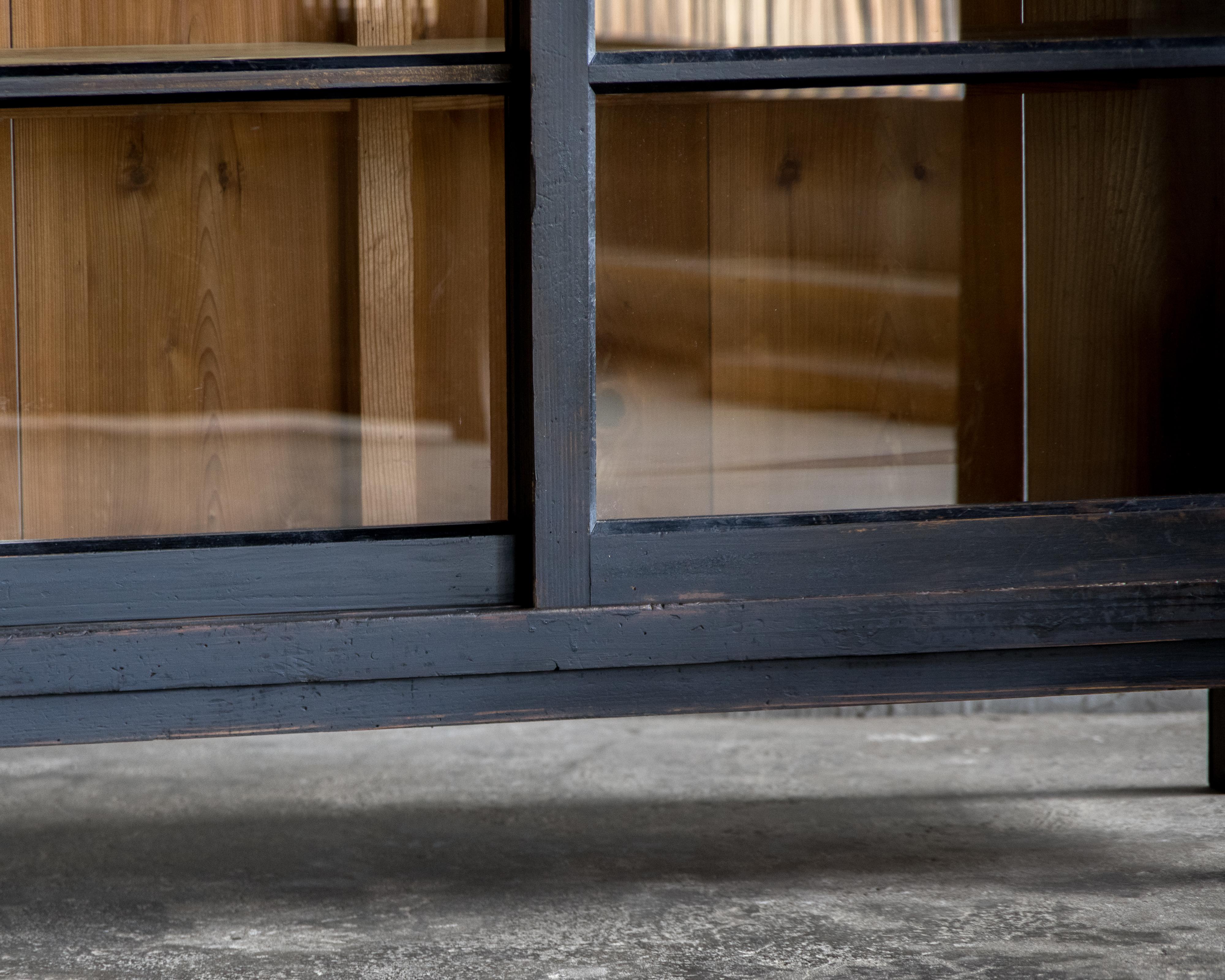 Japanese Vintage Glass Sliding-Door Cabinet on Legs, Early Showa Period (1926–) For Sale 4