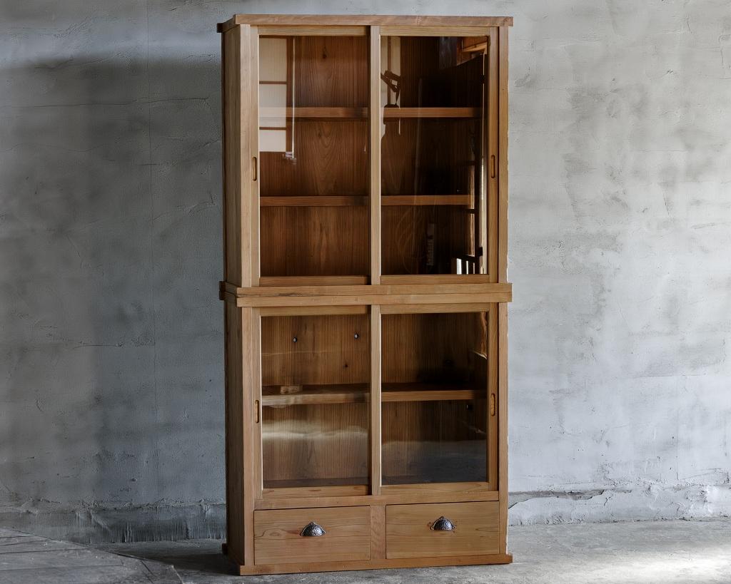 This vintage glass sliding door cupboard was crafted in the Early Showa Period '1926-'.

This stackable glass-door cabinet is a fine example of Japanese vintage furniture, offering both functionality and timeless charm.
With its shallow depth and