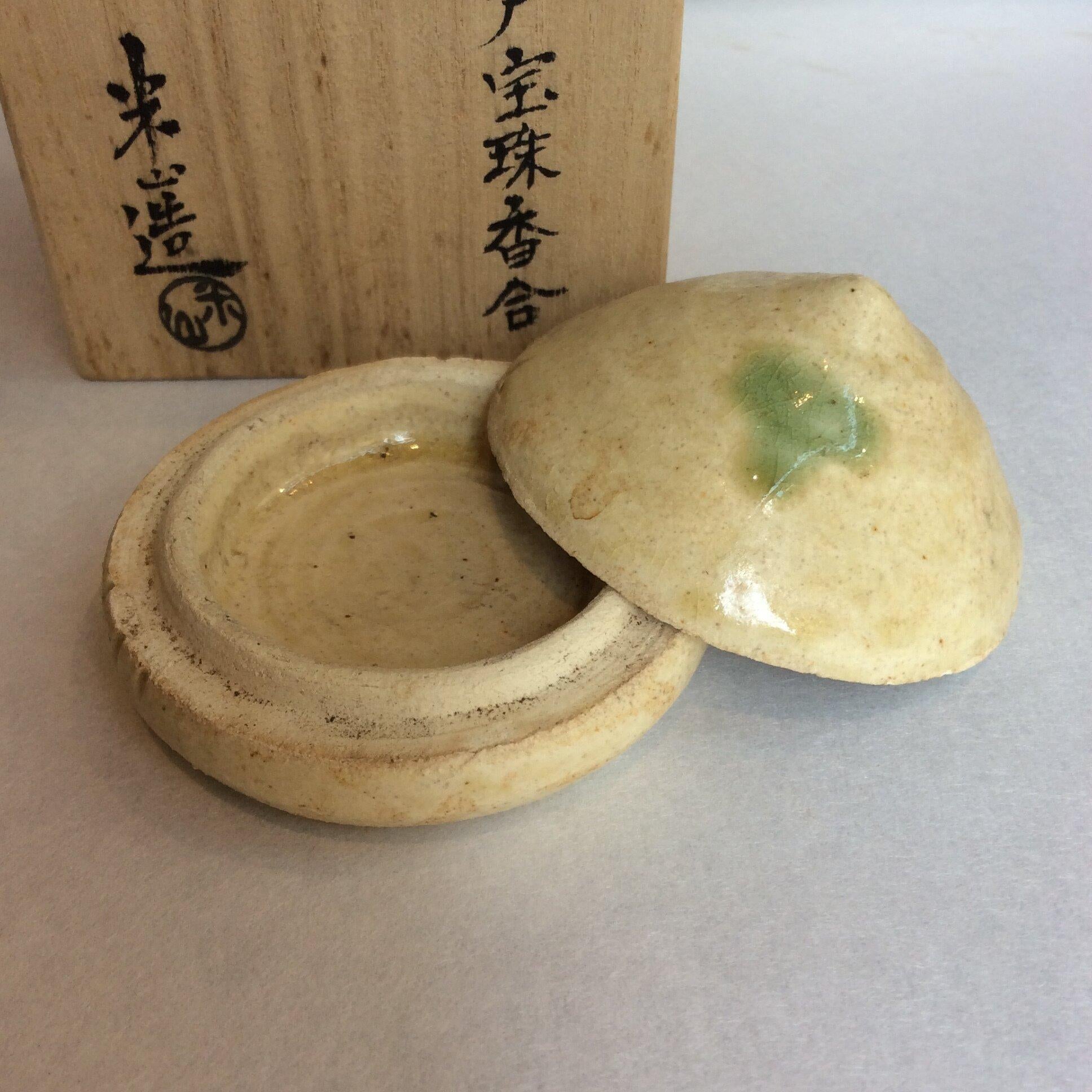 Il s'agit d'une boîte en porcelaine que l'on utilise lors de la cérémonie du thé. Il s'agit de Calle. Il a été fabriqué au Japon dans les années 1950, à l'ère Showa. Elle a été réalisée avec le style 