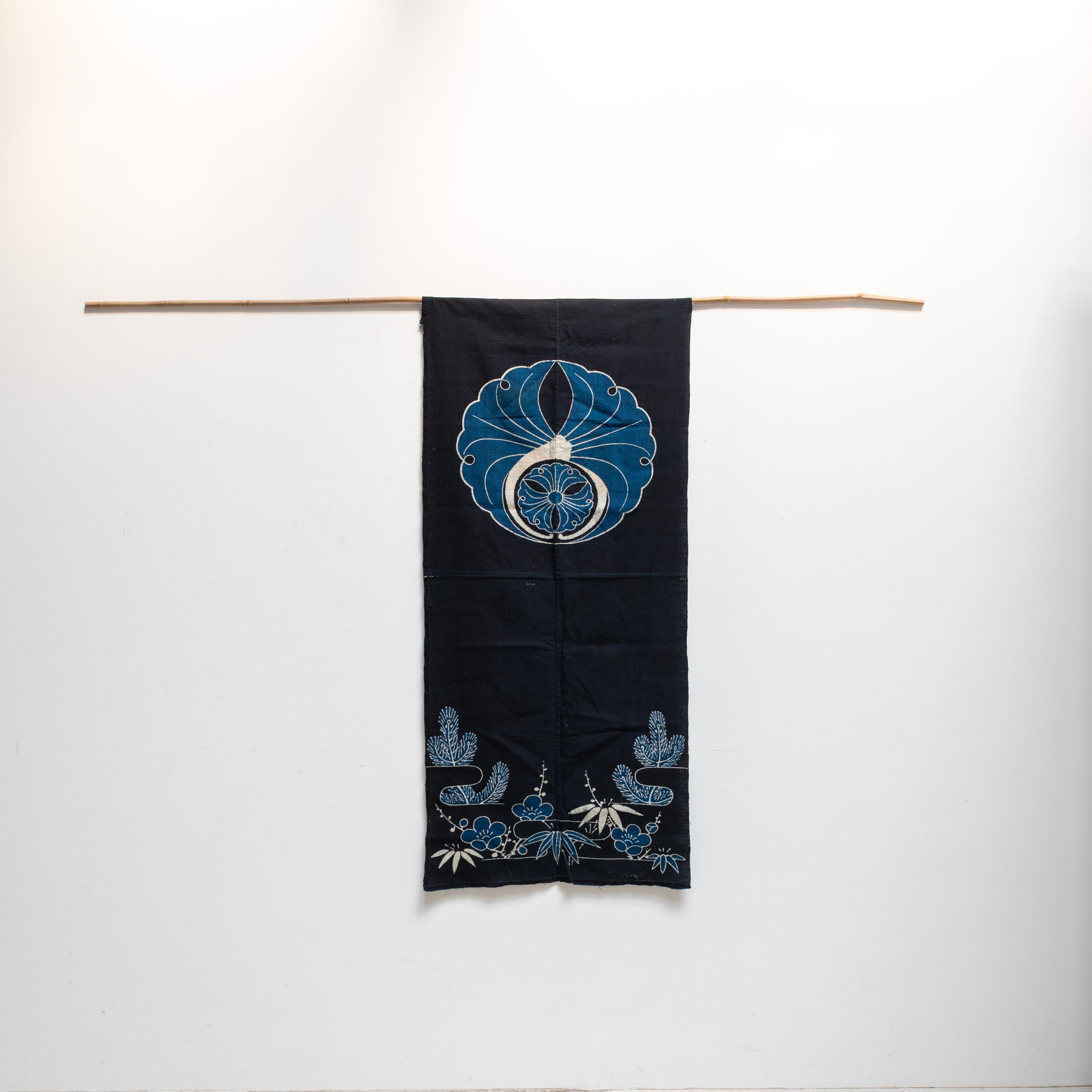 This an indigo-dyed fabric with a family crest was created using the special  tsutsugaki technique in the late Meiji period.   The family crest depicted on the fabric is the ginkgo leaf emblem.  Some of the ginkgo trees are known to live for over a