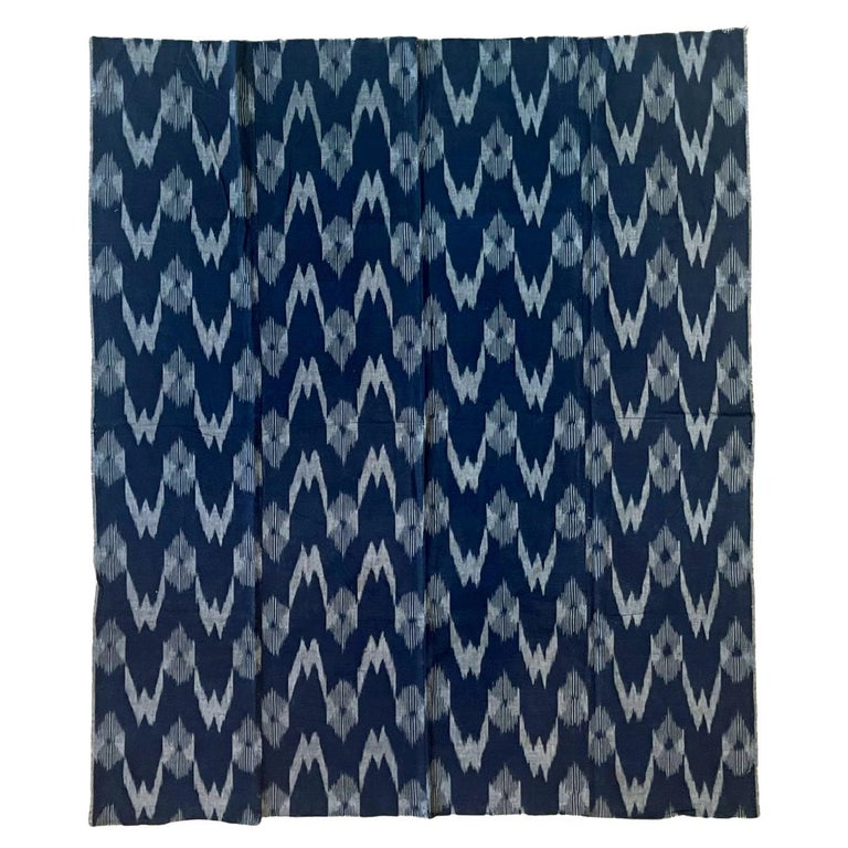 Panneau textile japonais vintage Ikat Kasuri tissé indigo En vente sur  1stDibs