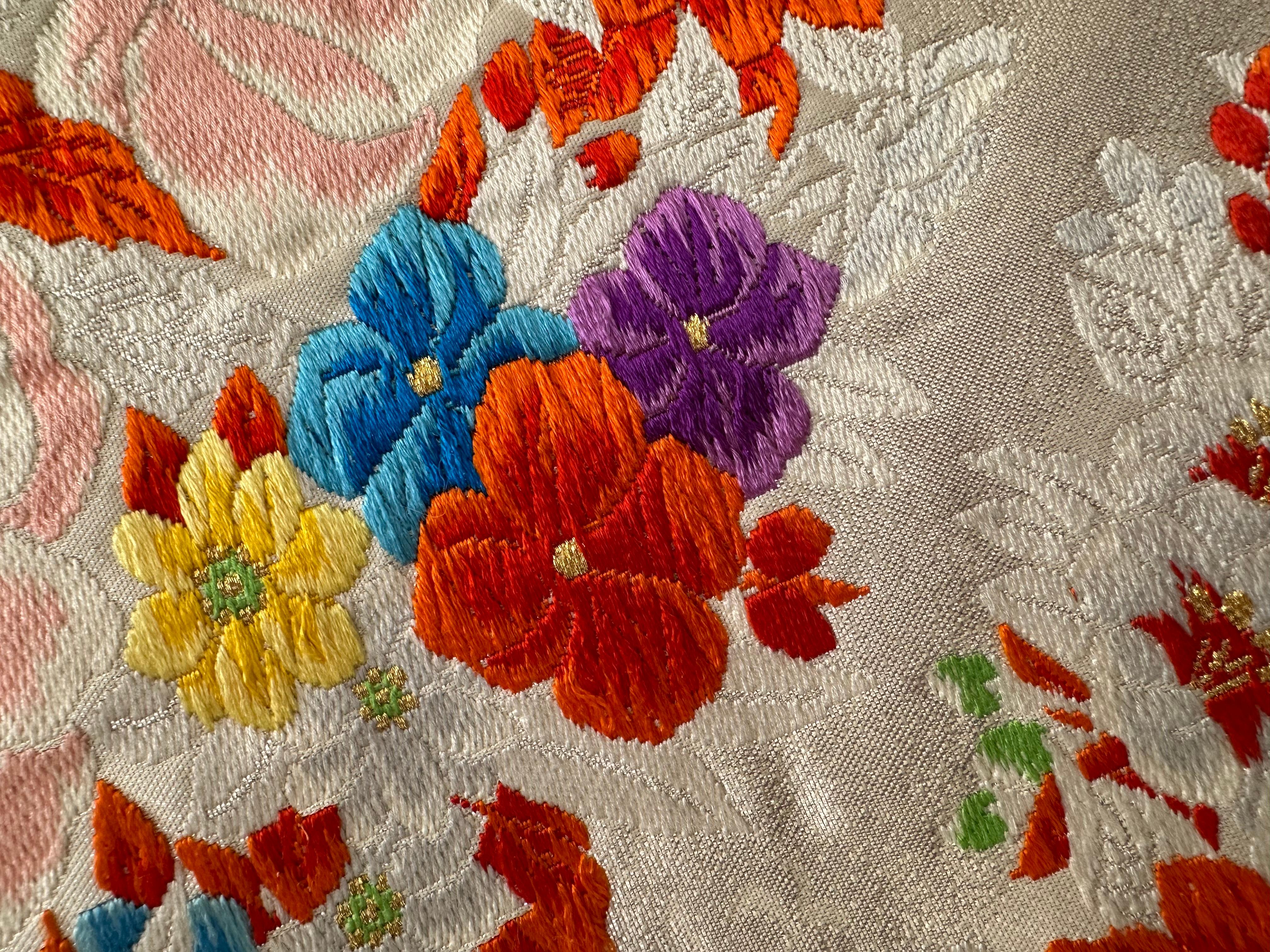 Brodé Obi kimono japonais vintage « Rainbow Blossoms » par Kimono-Couture, textile de soie en vente