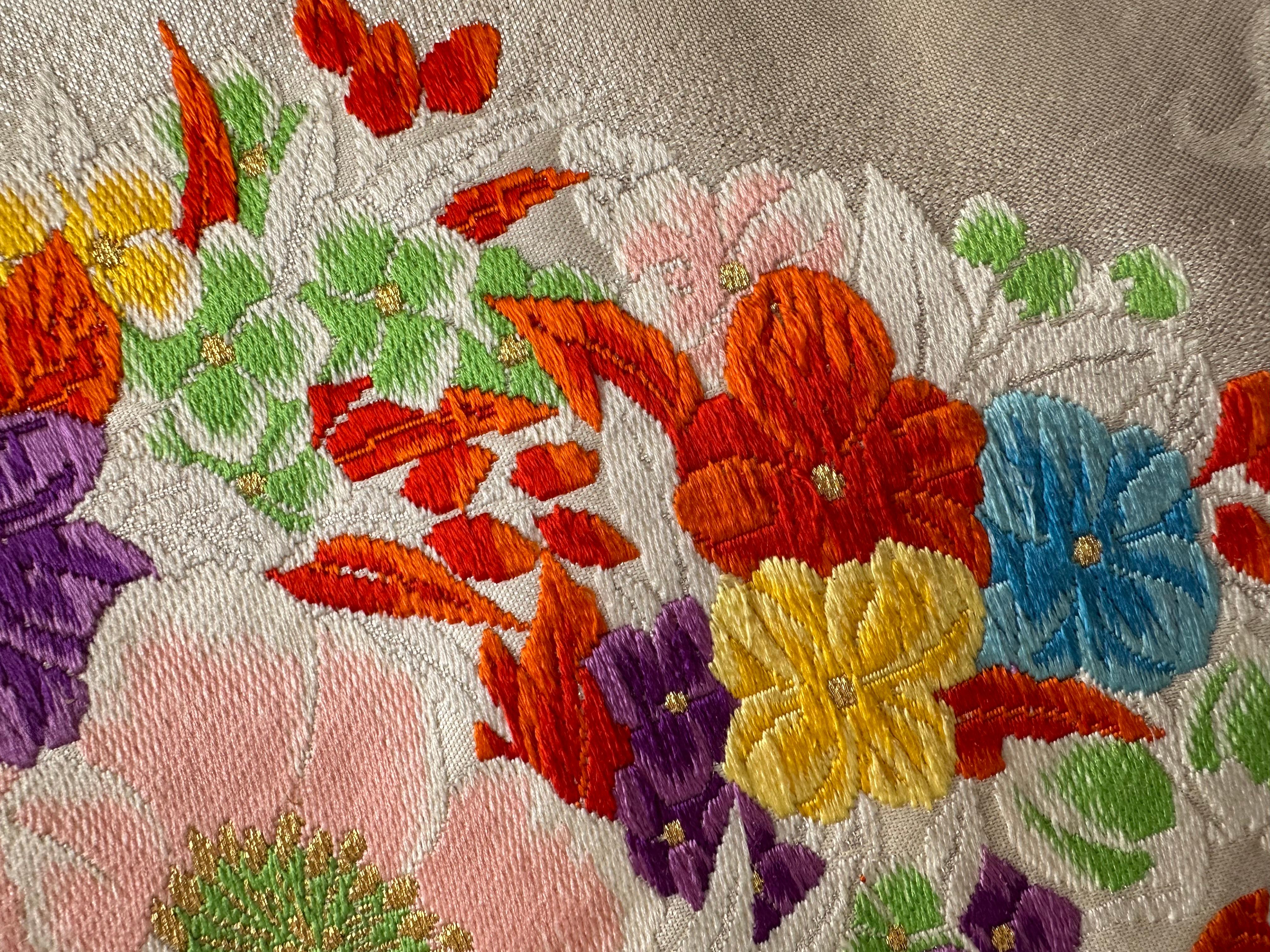 Japanischer Vintage Kimono Obi, „Rainbow Blossoms“ von Kimono-Couture, Seidentextil (Stoff) im Angebot