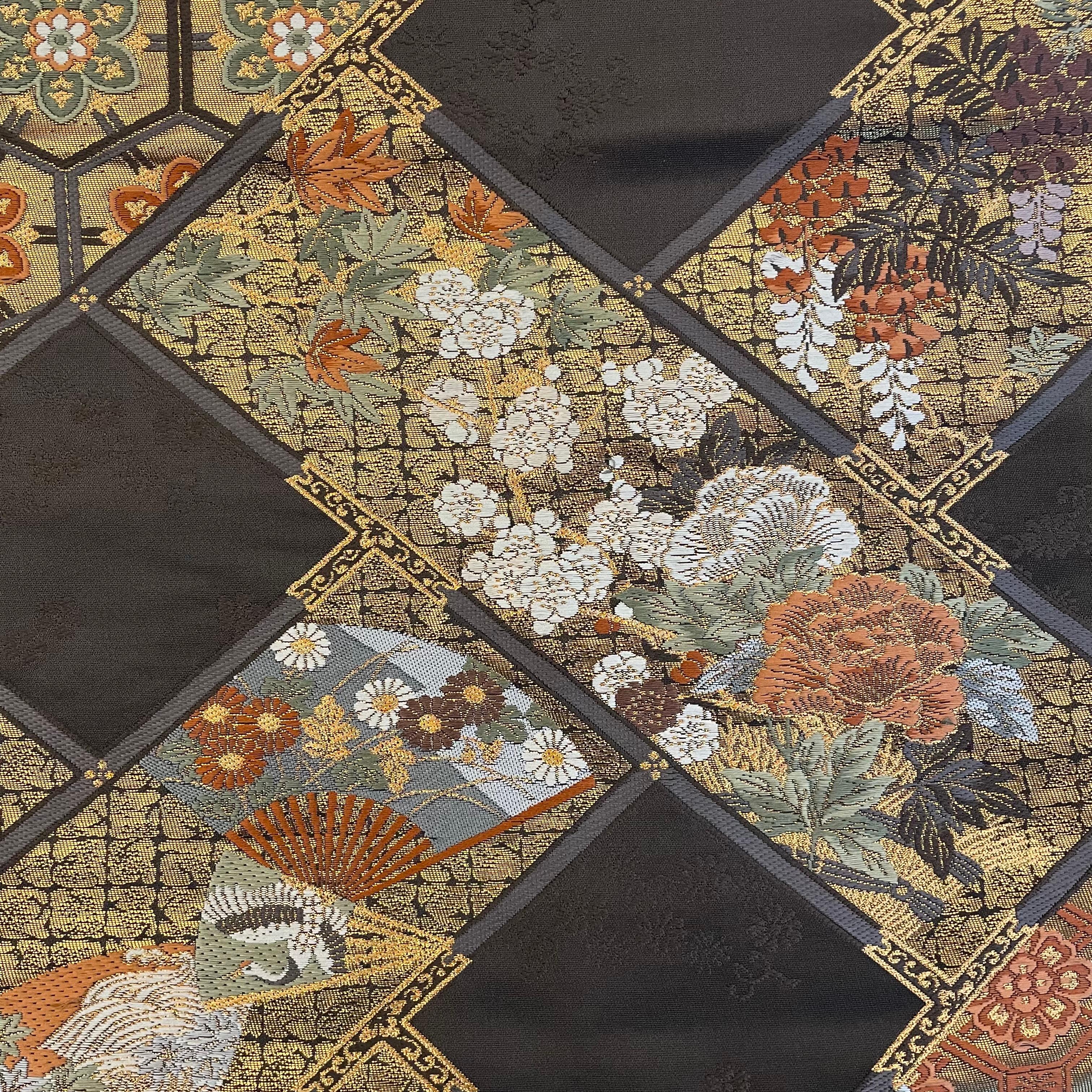 Dies ist ein Obi (japanischer Kimono-Gürtel), der in Japan in den 1960er Jahren hergestellt wurde. 

Obi sind Gürtel unterschiedlicher Größe und Form, die zu traditioneller japanischer Kleidung wie dem Kimono getragen werden. Obi werden nach ihrem