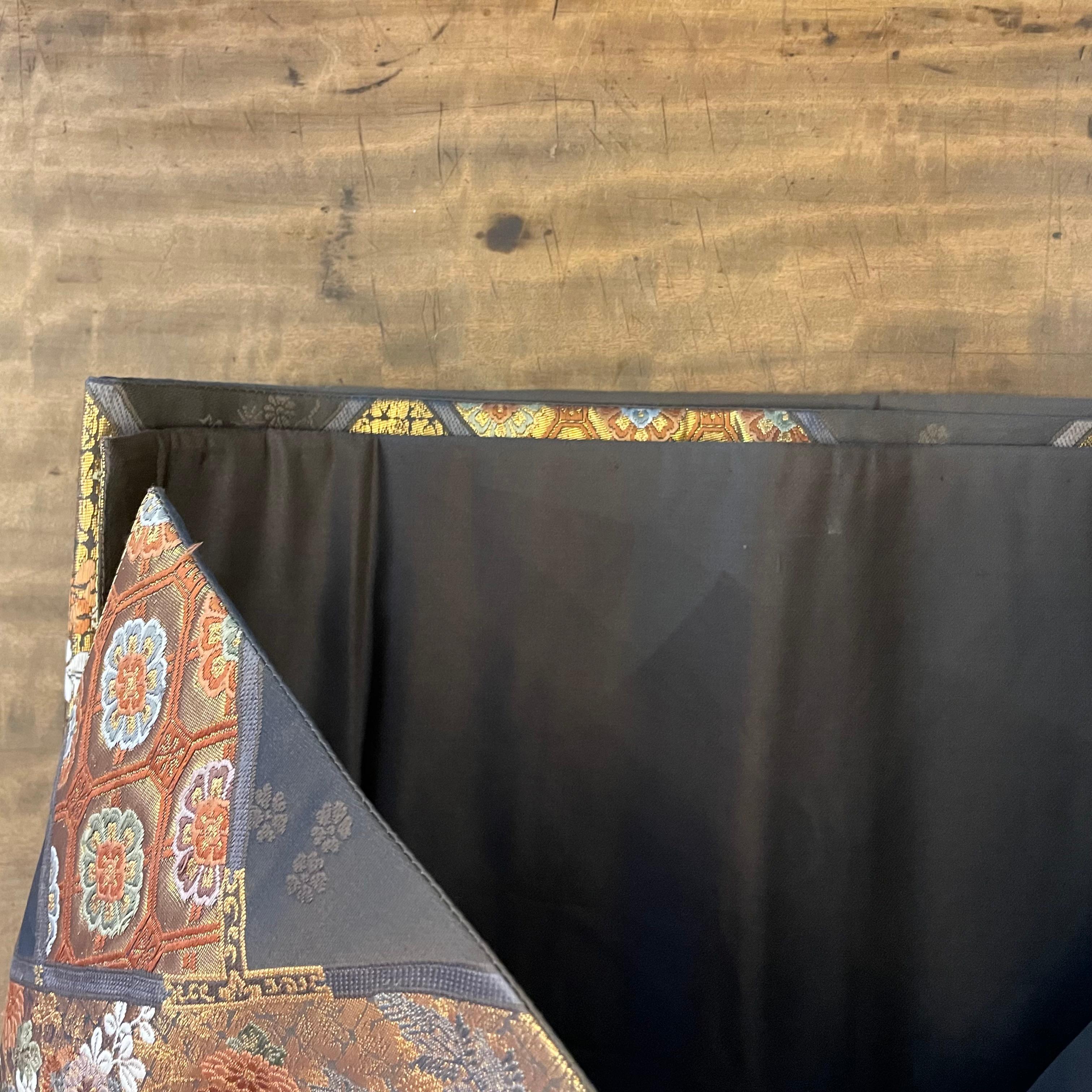 Japanischer Vintage Kimono Seidengürtel Obi Dunkelbraun und Gold Blumen 1960s (Mitte des 20. Jahrhunderts) im Angebot