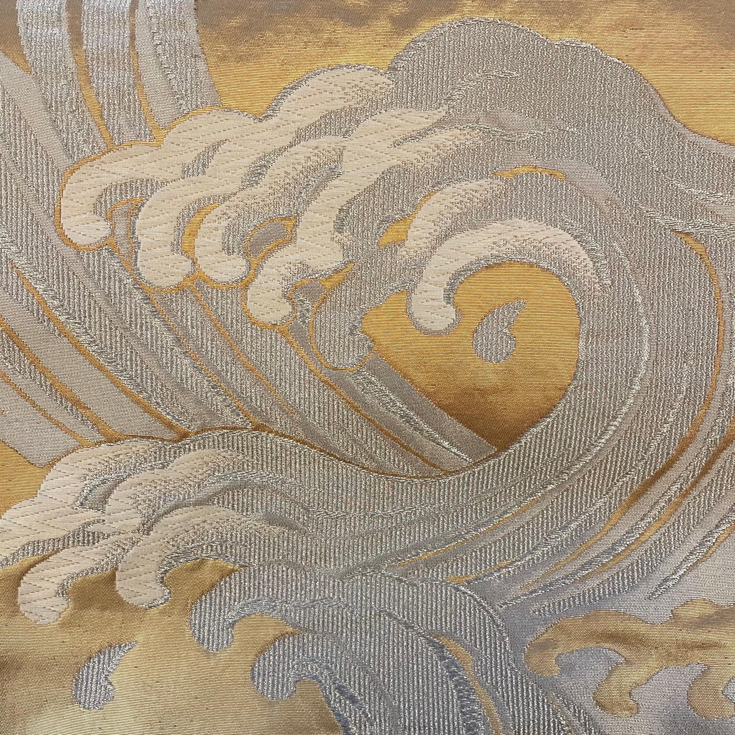 Dies ist ein Obi (Kimono-Gürtel) aus Seide, der in den 1960er Jahren in Japan hergestellt wurde. 

Obi sind Gürtel unterschiedlicher Größe und Form, die zu traditioneller japanischer Kleidung wie dem Kimono getragen werden. Obi werden nach ihrem